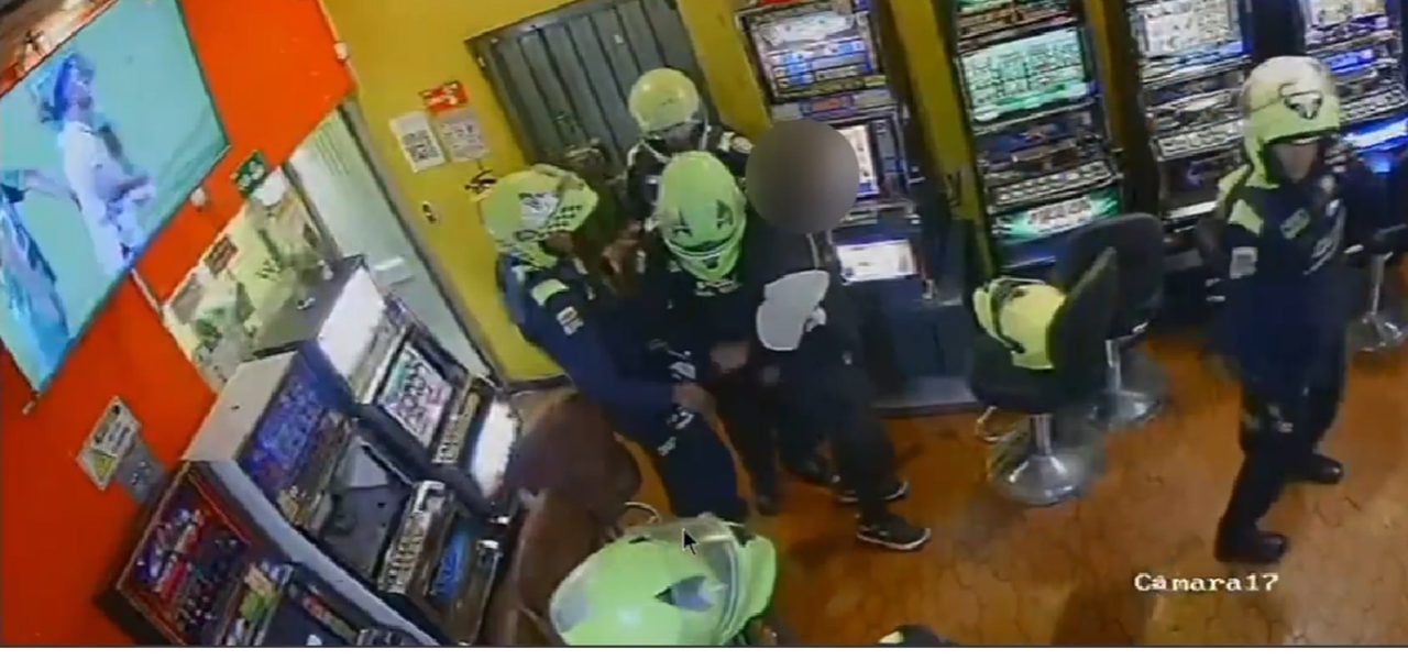 Hurto casino. En el video se ve a los Policías evitando el robo.