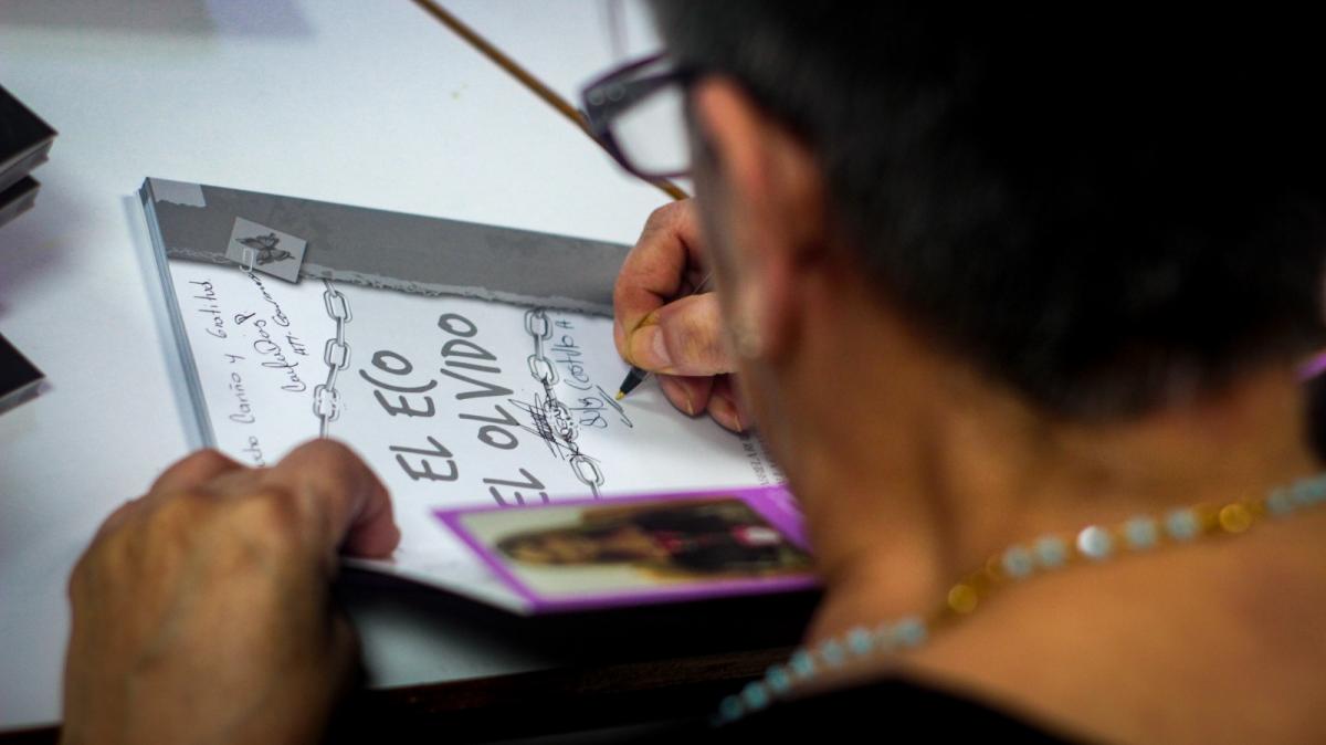 Mujeres privadas de la libertad lanzan su libro 'El Eco del Olvido', en la FILBo 2025