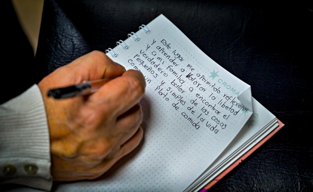 Persona escribiendo un poema