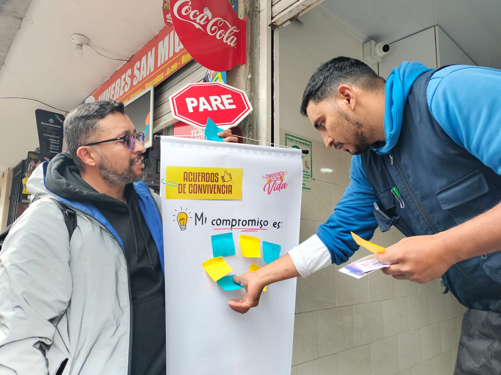 Distrito responde a denuncias y lidera jornada contra el acoso sexual callejero en Los Mártires Hombres hablando en la calle