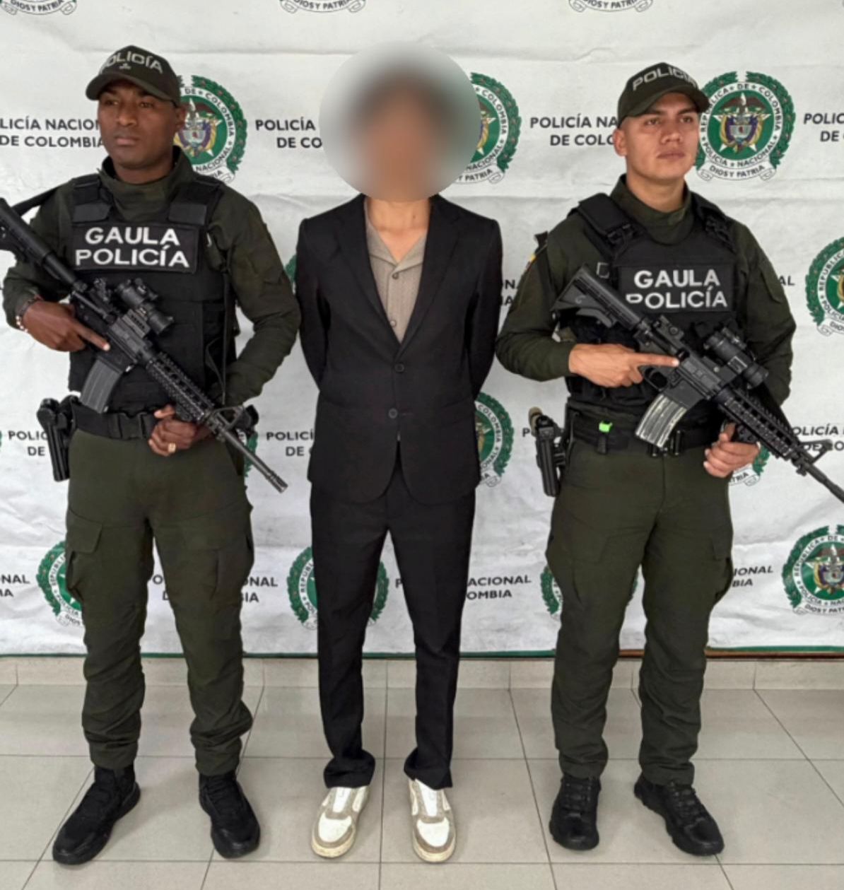 Un hombre capturado junto a dos policías 
