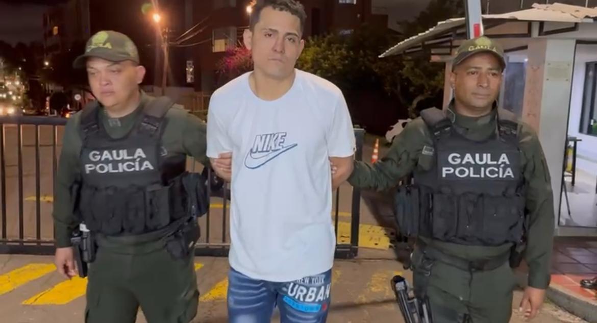 Mediante orden judicial, fue capturado alias ‘Luis Maracucho’, identificado como el presunto cabecilla de esta estructura criminal en Chapinero, cargo que habría asumido tras la captura de alias ‘Jhonatican’. De acuerdo con la investigación, el señalado sería responsable de coordinar la distribución y venta de estupefacientes como marihuana, base de coca y 2CB en sectores estratégicos de la localidad, entre ellos el Parque Los Hippies.