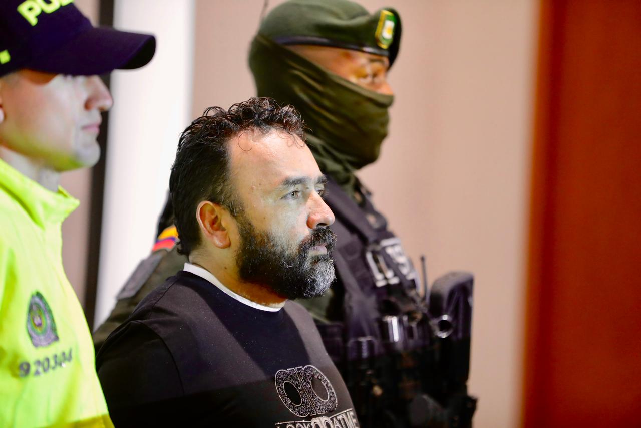 Un hombre capturado junto a dos policías 