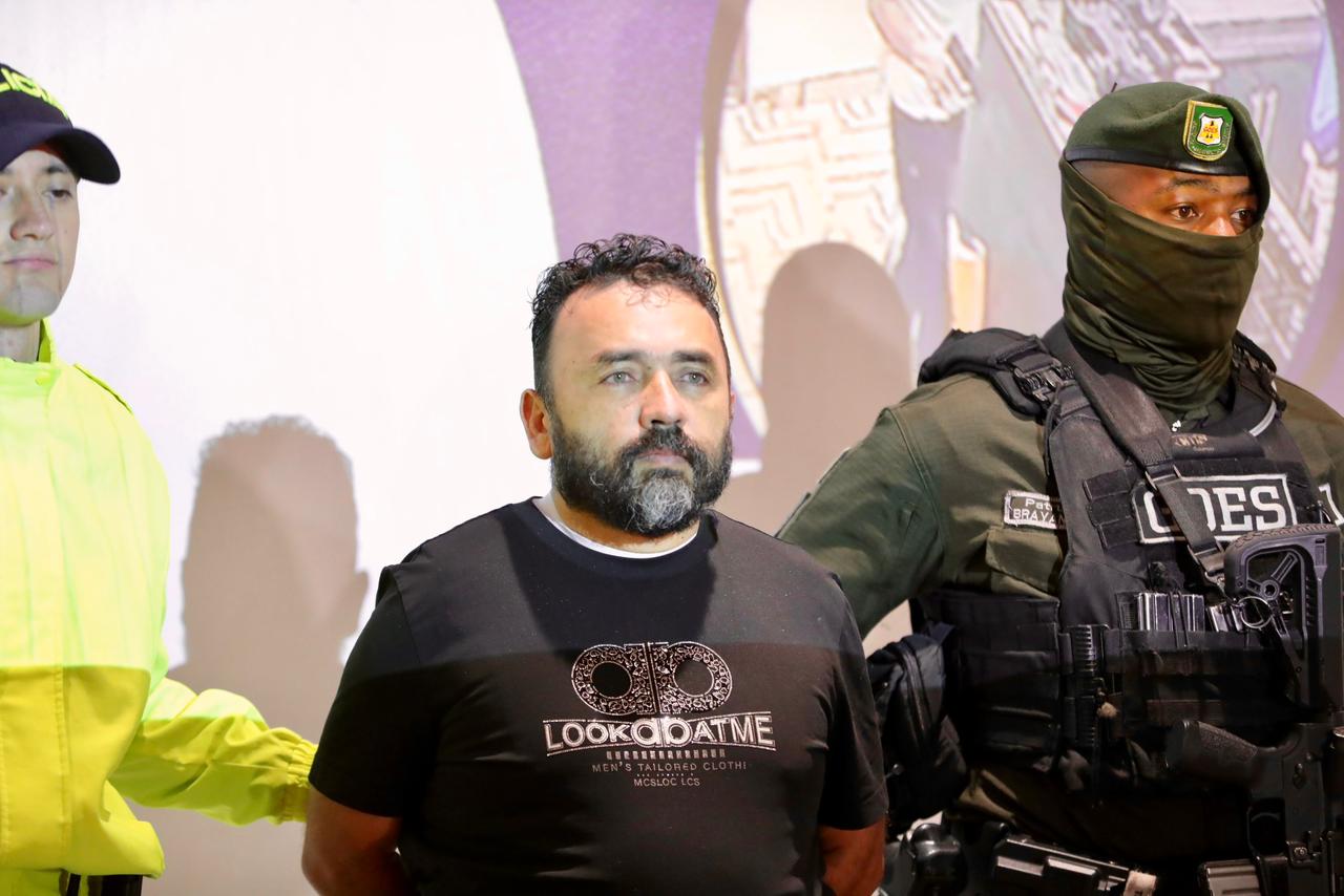 La caída de Misón, el narco que tenía una vida de lujos con fachada de empresario de la noche Un hombre capturado junto a un policía y hombre del Goes