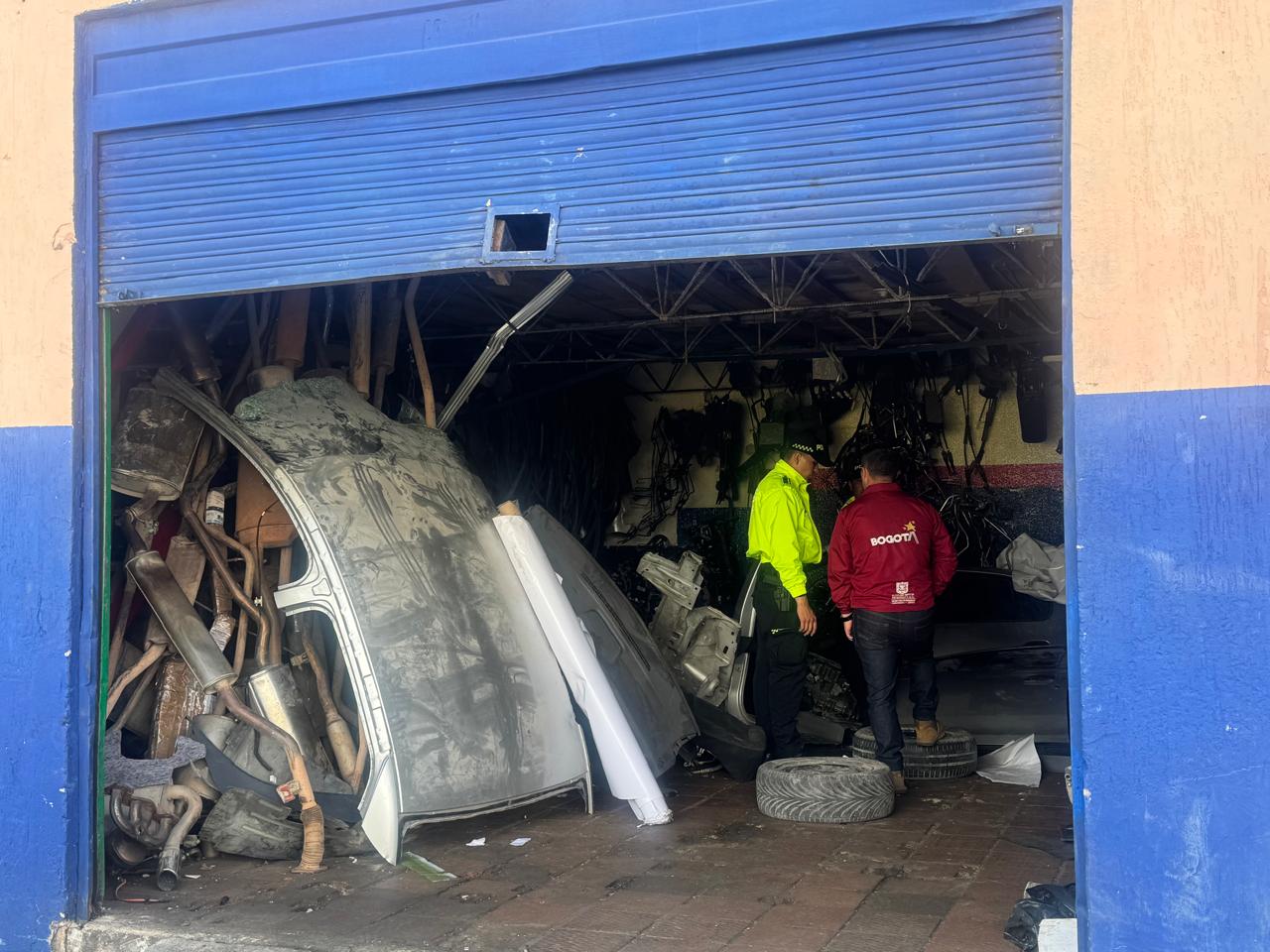 Recuperadas más de una docena de vehículos y centenares de autopartes robadas en operativo simultáneo en La Favorita y el 7 de Agosto