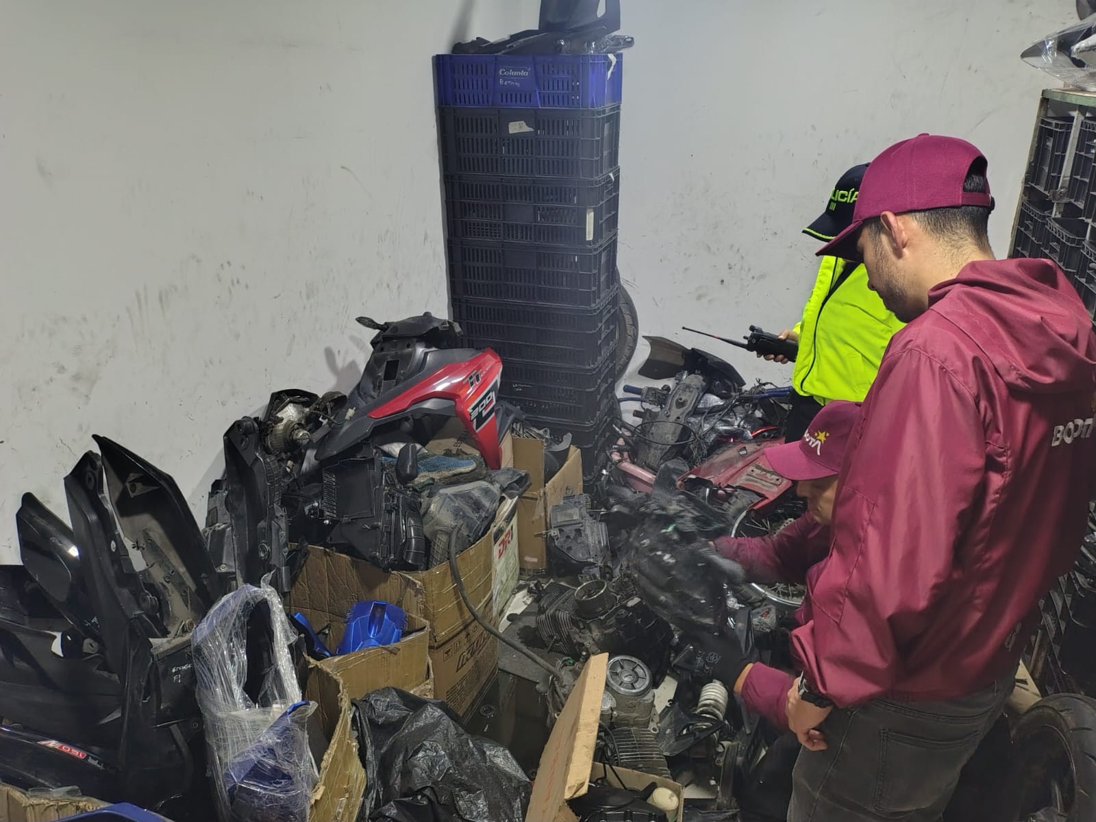 Recuperadas más de una docena de vehículos y centenares de autopartes robadas en operativo simultáneo en La Favorita y el 7 de Agosto