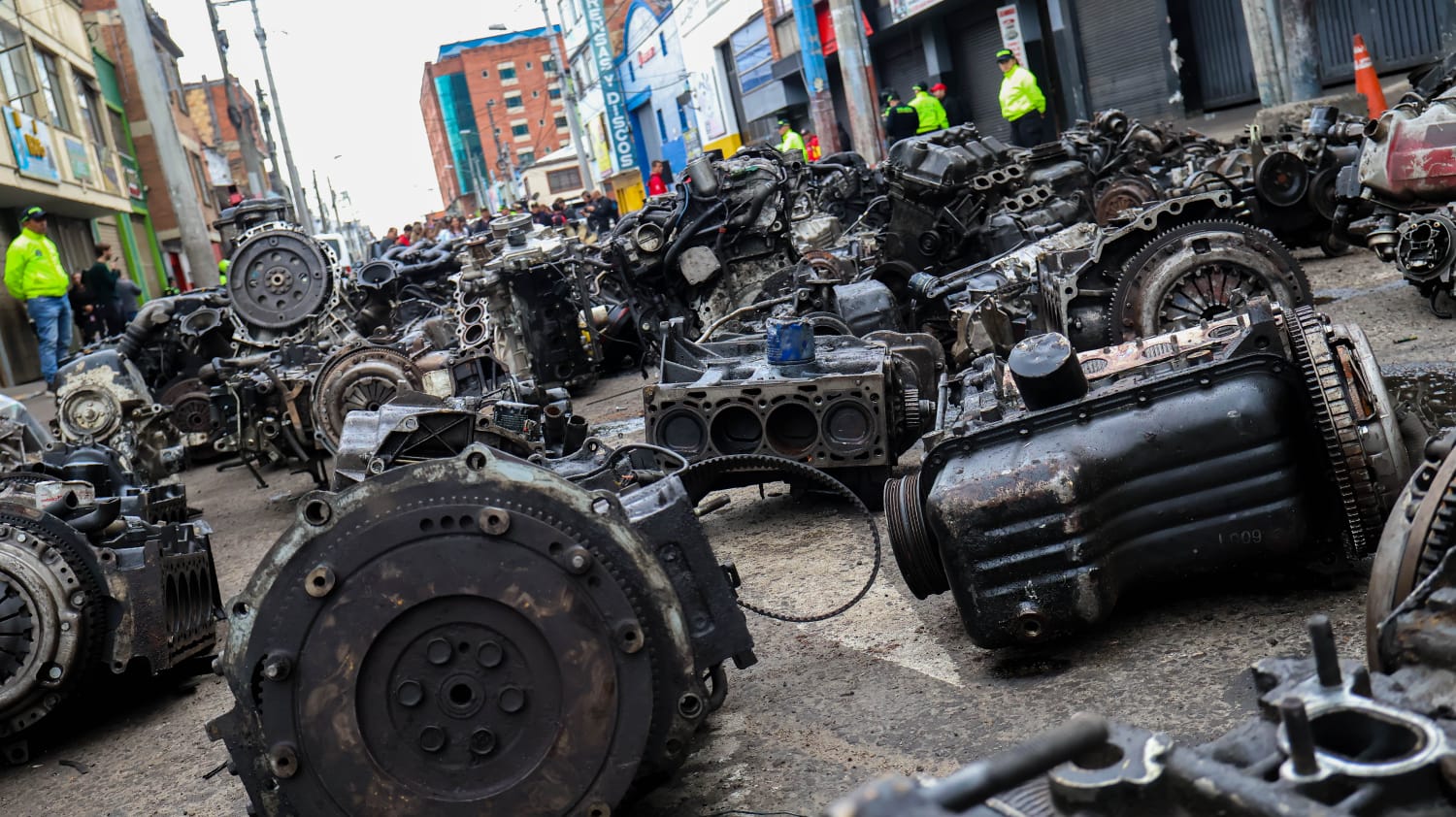 Comprar autopartes ilegales alimenta el robo de vehículos en Bogotá