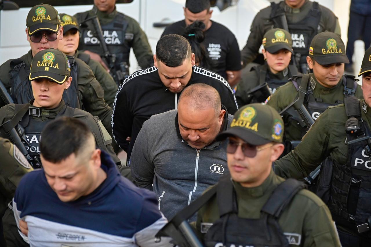 Bogotá, D.C. 22 de septiembre de 2025. En una operación liderada por el GAULA de la Policía Nacional, con apoyo de la Fiscalía y la Secretaría de Seguridad, fueron capturados ocho integrantes de la estructura delincuencial conocida como ‘La 57’, dedicada al hurto en bares de Chapinero y Teusaquillo, buscaban a sus víctimas ofreciendo servicios sexuales mediante aplicaciones de citas o en el espacio público y luego les suministraban sustancias tóxicas en el trago para robarlos y desocuparles sus cuentas.   El alcalde Mayor Carlos Fernando Galán aseguró que “este es un resultado contundente contra bandas dedicadas al llamado paseo millonario, que en términos legales corresponde al delito de secuestro extorsivo. Gracias a la denuncia ciudadana y al trabajo articulado con la Policía y la Fiscalía, fue posible judicializar a los responsables”.   Los allanamientos para lograr su captura se realizaron en Bogotá y en Soacha, lo que permitió judicializar a los integrantes de esta estructura por los delitos de hurto agravado y secuestro extorsivo.   El general Giovanni Cristancho, comandante de la Policía Metropolitana de Bogotá, explicó que “el modus operandi de la banda consistía en ubicar a potenciales víctimas en bares y establecimientos nocturnos. Mediante engaños, las persuadían para consumir licor adulterado o mezclado con sustancias como clonazepam y benzodiacepinas, lo que las dejaba en estado de indefensión. Posteriormente, eran despojadas de sus pertenencias, forzadas a entregar claves bancarias y, en algunos casos, sometidas a violencia física”.   Las investigaciones evidenciaron que los delincuentes utilizaban estos datos para realizar compras en establecimientos de comercio y préstamos millonarios desde las aplicaciones de las víctimas.   El secretario de Seguridad, César Restrepo, añadió que además del engaño en bares, la banda contactaba a hombres mediante aplicaciones de citas para luego citarlos y hurtarlos bajo el mismo modus operandi.   “El ‘paseo millonario’ y el hurto a través de sustancias tóxicas im