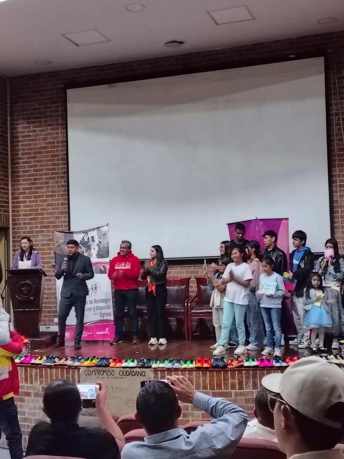Integrantes de barras futboleras saldaron comparendos de convivencia confeccionando guayos para niños de la Escuela Jericó