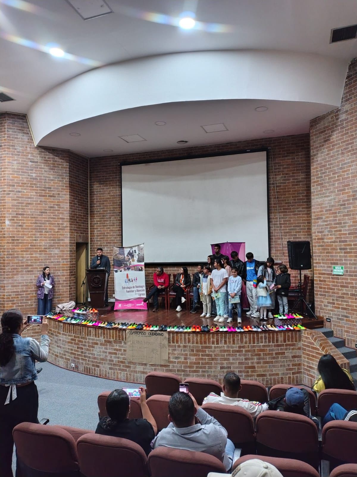 Integrantes de barras futboleras saldaron comparendos de convivencia confeccionando guayos para niños de la Escuela Jericó