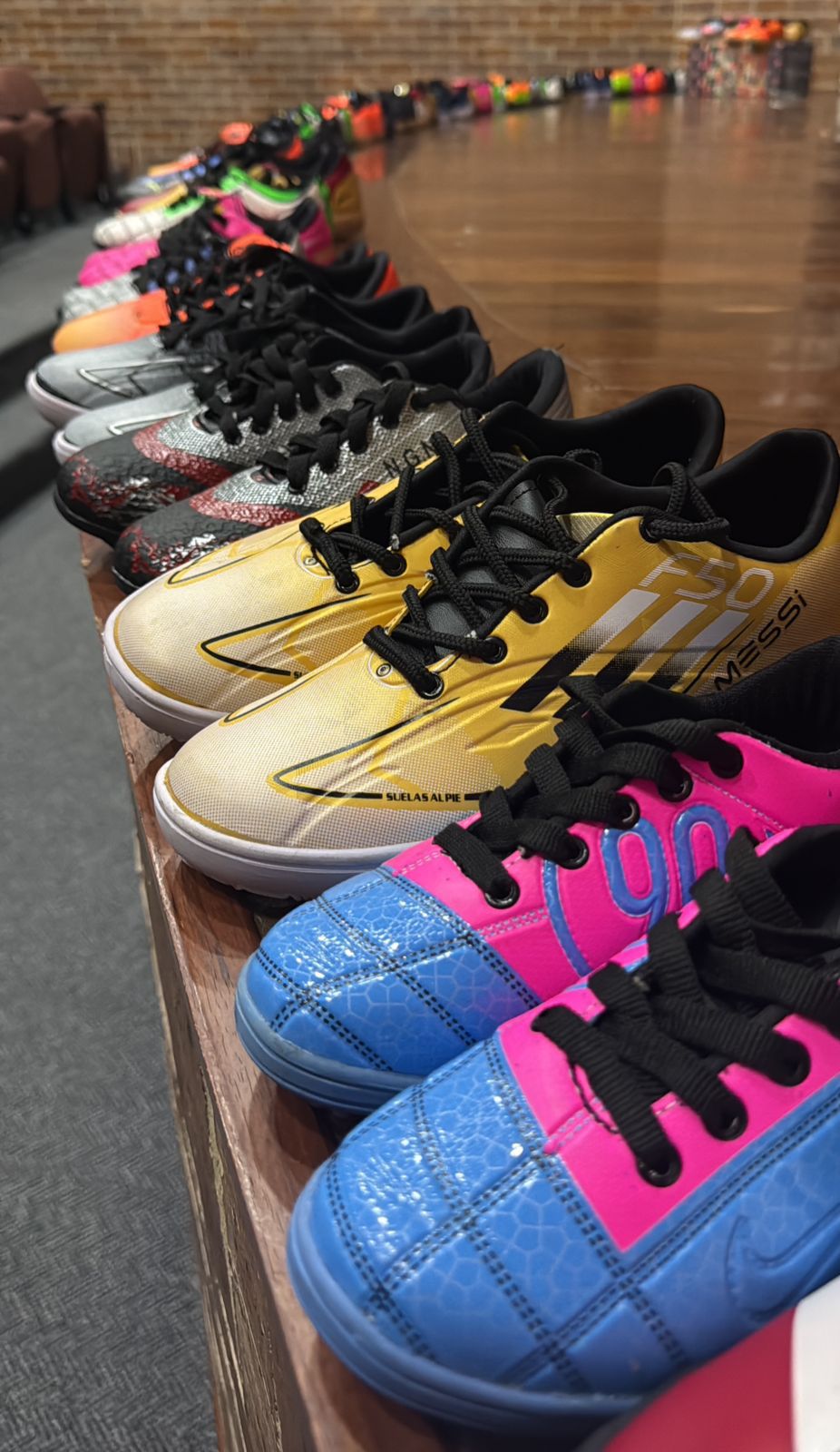 Integrantes de barras futboleras saldaron comparendos de convivencia confeccionando guayos para niños de la Escuela Jericó