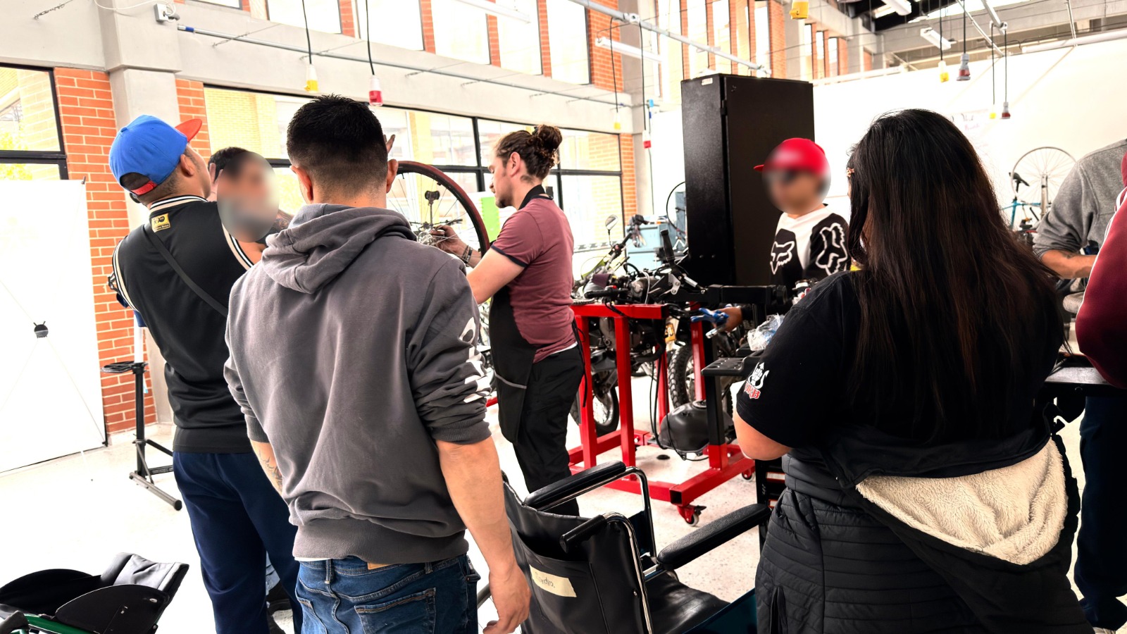 Barristas saldaron sus comparendos reparando sillas de ruedas para apoyar a personas con discapacidad en Bosa Barristas saldaron sus comparendos reparando sillas de ruedas para apoyar a personas con discapacidad en Bosa