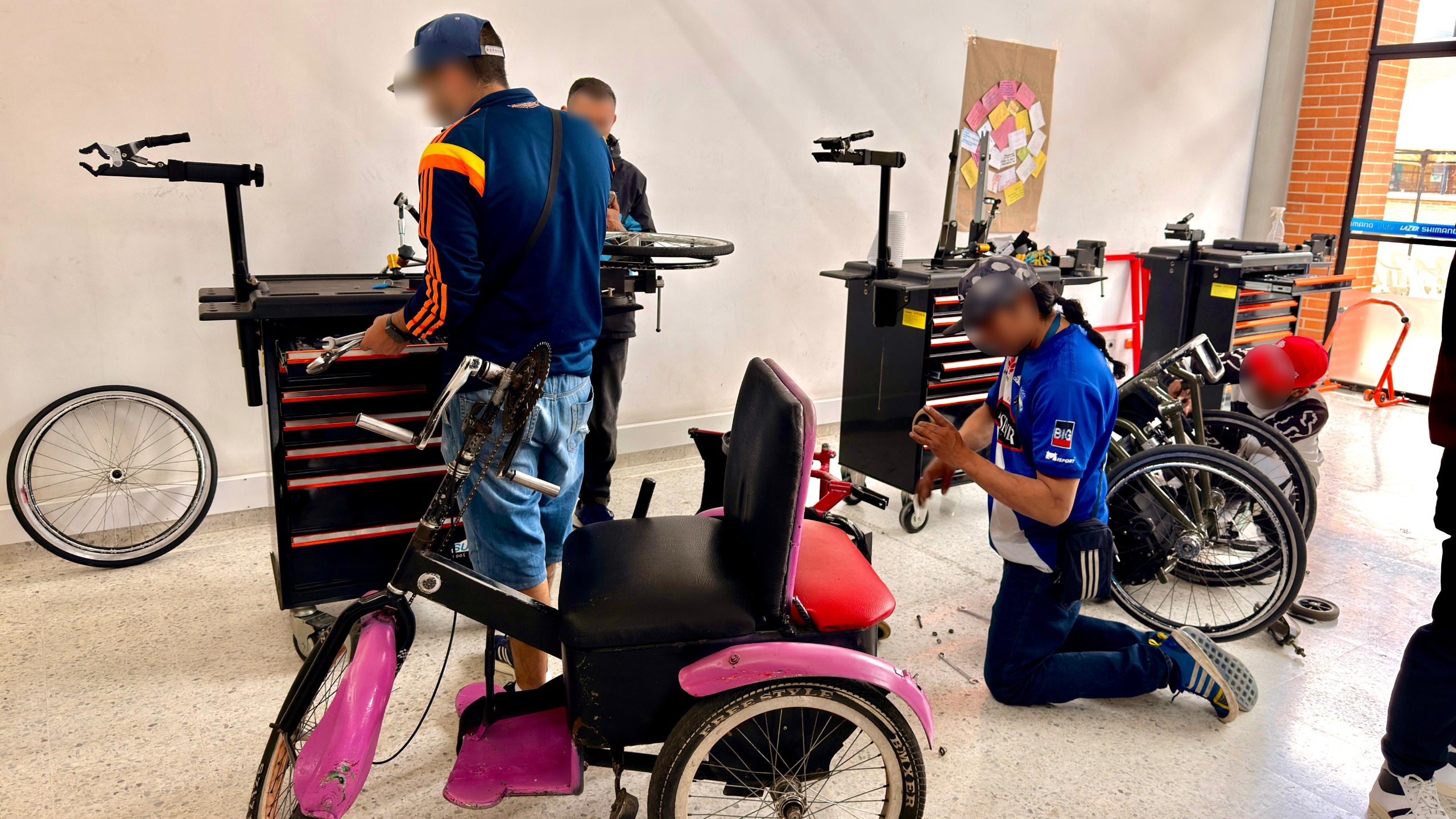Barristas saldaron sus comparendos reparando sillas de ruedas para apoyar a personas con discapacidad en Bosa Barristas saldaron sus comparendos reparando sillas de ruedas para apoyar a personas con discapacidad en Bosa
