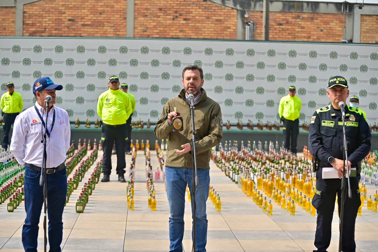 “Más de 4.000 botellas de licor adulterado fueron incautadas en Bogotá”: alcalde Galán