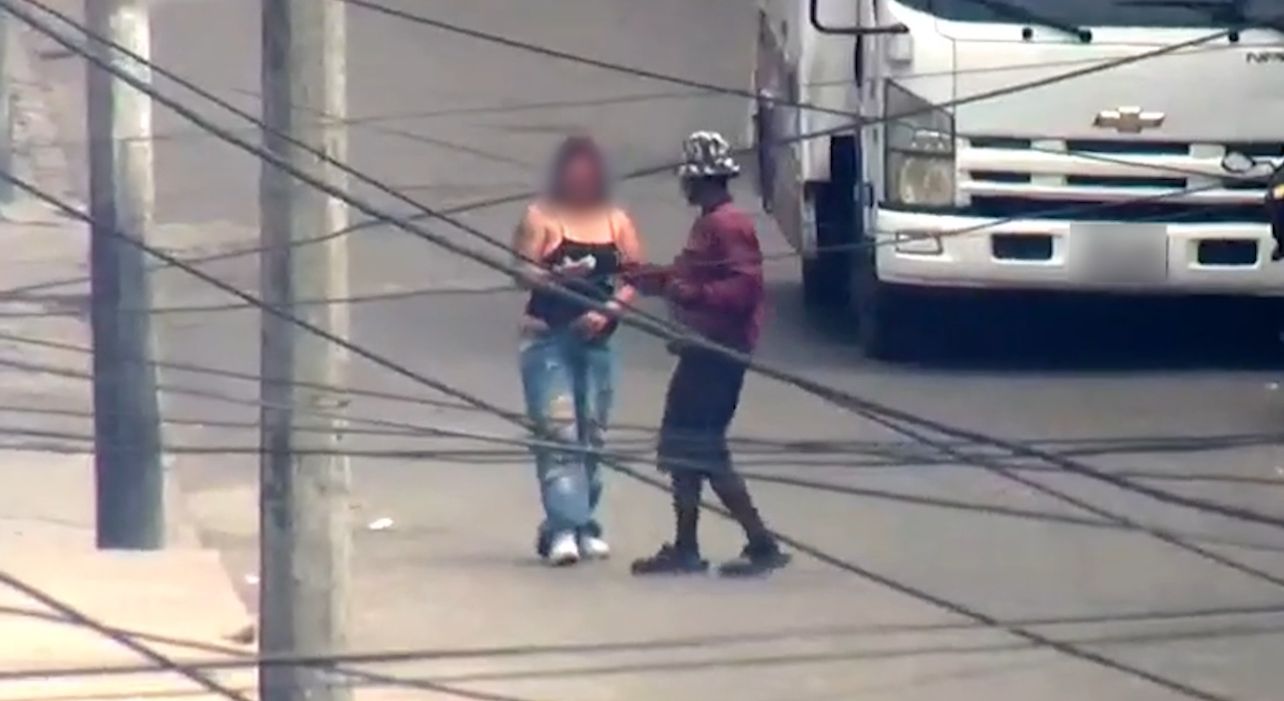  Cámaras del C4 frustran expendio de droga en pleno andén de San Bernardo: los estupefacientes los ocultaban en una pared