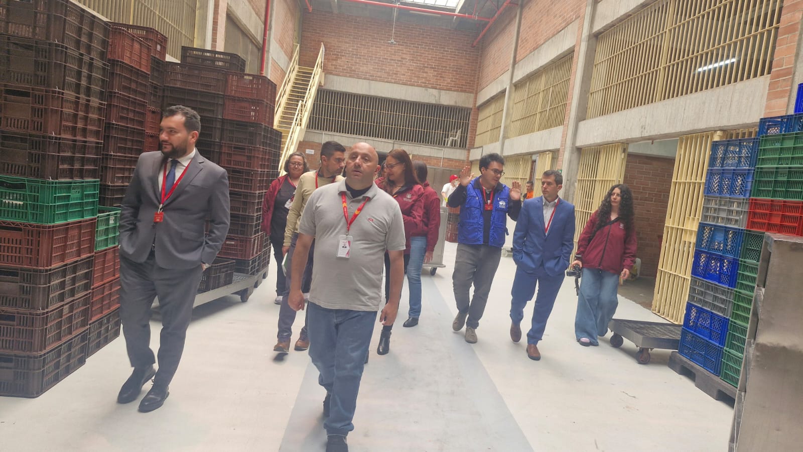 “Nos sorprendió mucho visitar esta Cárcel, en lo que es condiciones materiales están en mejores condiciones que la mayoría de las Cárceles que he visitado en mis 18 años de trabajo” mencionó Sebastián Pereiro, director general de protección de derechos humanos Procuración de Asuntos Penitenciarios de Argentina, tras haber realizado una visita guiada por la Cárcel Distrital.  La visita, acompañada por la Defensoría del Pueblo y representantes del Comité Internacional de la Cruz Roja, tuvo como propósito presentar a delegaciones internacionales las buenas prácticas penitenciarias implementadas en Bogotá, en especial las de la Cárcel Distrital, acreditada por la Asociación Americana de Correccionales (ACA). La jornada inició con una reunión entre la directora de la Cárcel Distrital y la delegación, durante la cual se explicó el funcionamiento del centro, su modelo de atención integral y el proceso de reacreditación internacional. Posteriormente, se realizó un recorrido de más de una hora por las instalaciones, donde los visitantes pudieron observar de primera mano las condiciones de seguridad e infraestructura, el modelo de atención en alimentación y enfermería, así como la oferta de talleres de formación y actividades restaurativas dirigidas a la población privada de la libertad. Durante el recorrido, los delegados realizaron preguntas sobre el manejo de la población sindicada, los protocolos de convivencia y las prácticas que han permitido que este centro sea reconocido a nivel nacional e internacional. Al finalizar el recorrido, los invitados reconocieron las buenas prácticas de la Cárcel Distrital con respecto no solo a su infraestructura y altos niveles de seguridad, sino a su trato con la población privada de la libertad.