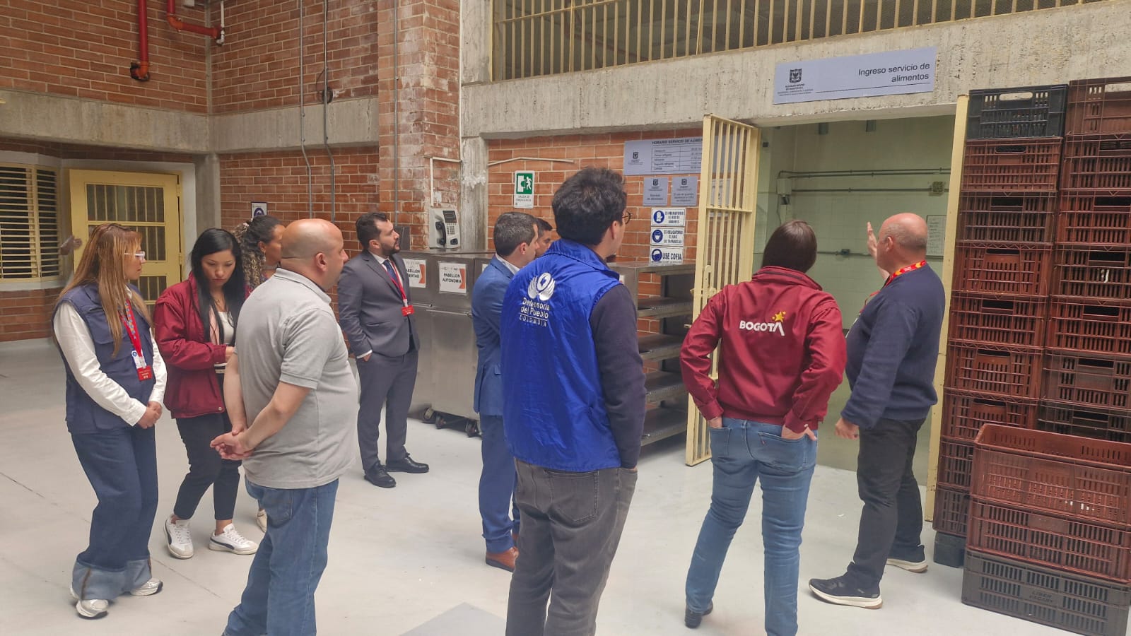 “Nos sorprendió mucho visitar esta Cárcel, en lo que es condiciones materiales están en mejores condiciones que la mayoría de las Cárceles que he visitado en mis 18 años de trabajo” mencionó Sebastián Pereiro, director general de protección de derechos humanos Procuración de Asuntos Penitenciarios de Argentina, tras haber realizado una visita guiada por la Cárcel Distrital.  La visita, acompañada por la Defensoría del Pueblo y representantes del Comité Internacional de la Cruz Roja, tuvo como propósito presentar a delegaciones internacionales las buenas prácticas penitenciarias implementadas en Bogotá, en especial las de la Cárcel Distrital, acreditada por la Asociación Americana de Correccionales (ACA). La jornada inició con una reunión entre la directora de la Cárcel Distrital y la delegación, durante la cual se explicó el funcionamiento del centro, su modelo de atención integral y el proceso de reacreditación internacional. Posteriormente, se realizó un recorrido de más de una hora por las instalaciones, donde los visitantes pudieron observar de primera mano las condiciones de seguridad e infraestructura, el modelo de atención en alimentación y enfermería, así como la oferta de talleres de formación y actividades restaurativas dirigidas a la población privada de la libertad. Durante el recorrido, los delegados realizaron preguntas sobre el manejo de la población sindicada, los protocolos de convivencia y las prácticas que han permitido que este centro sea reconocido a nivel nacional e internacional. Al finalizar el recorrido, los invitados reconocieron las buenas prácticas de la Cárcel Distrital con respecto no solo a su infraestructura y altos niveles de seguridad, sino a su trato con la población privada de la libertad.