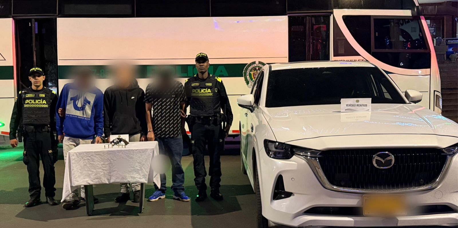 Tras maratónica persecución y un plan candado fueron capturados tres sujetos que escondían un arma dentro de una camioneta en Rafael Uribe