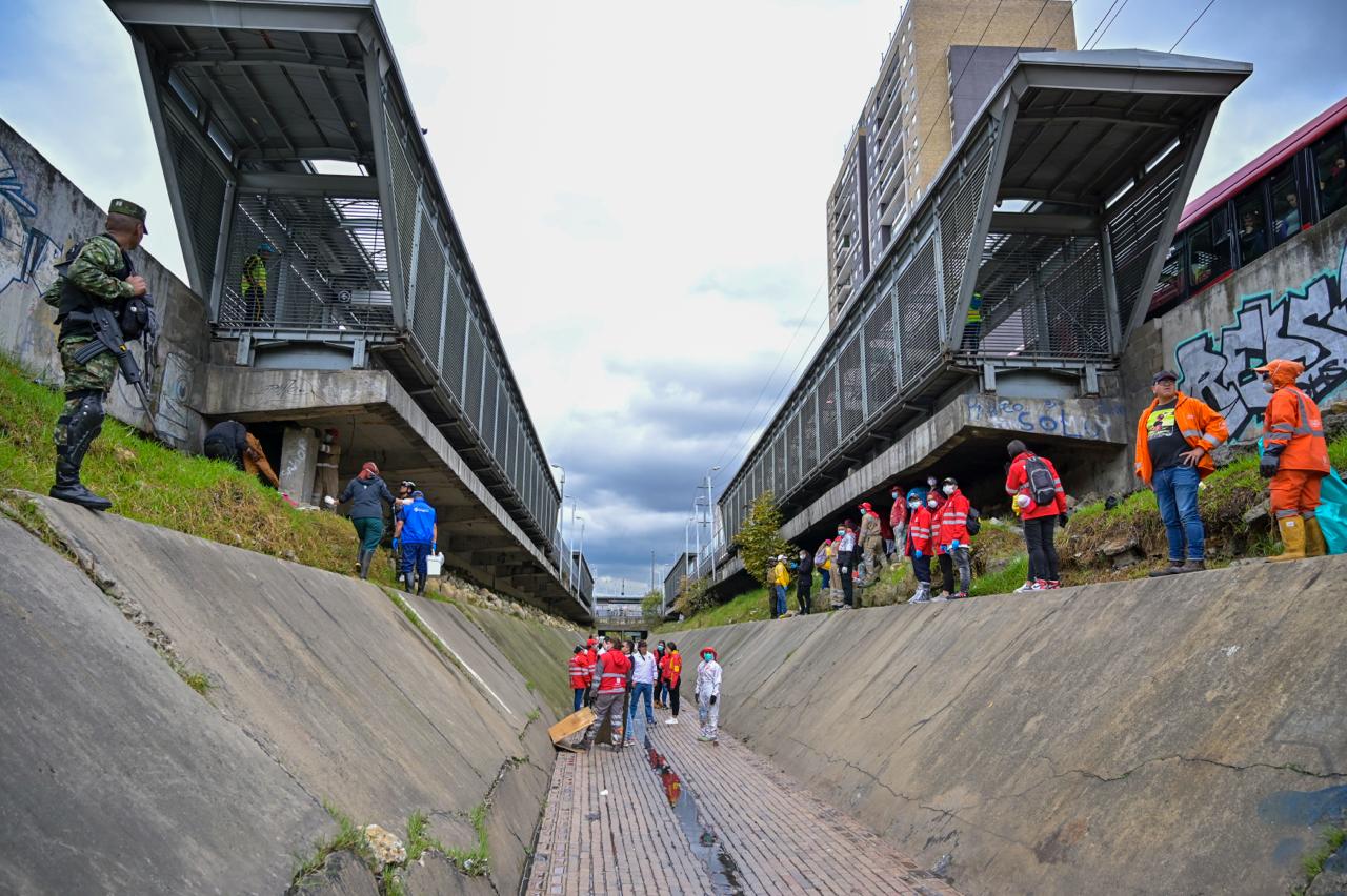 Dos toneladas de residuos y 20 cambuches desmontados en el Canal Comuneros