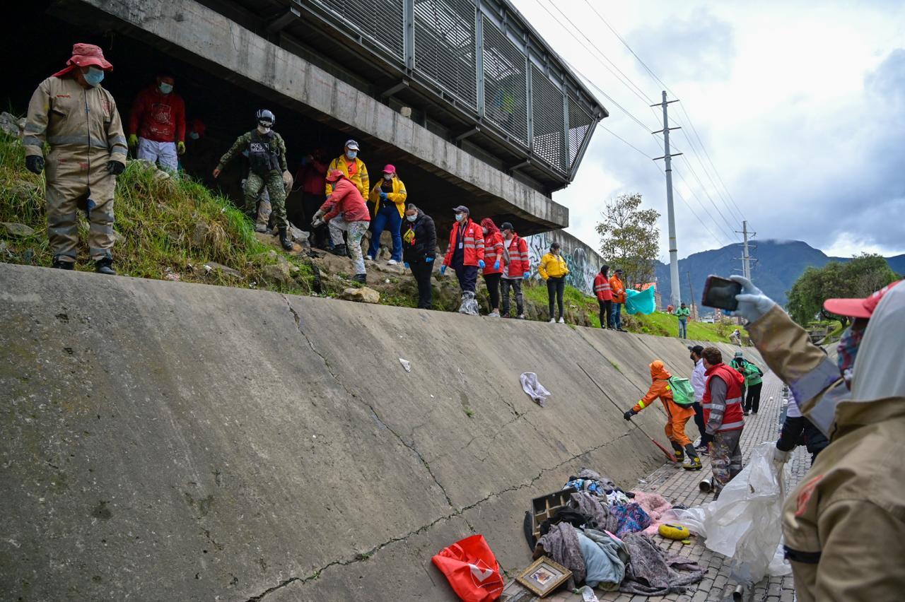 Dos toneladas de residuos y 20 cambuches desmontados en el Canal Comuneros