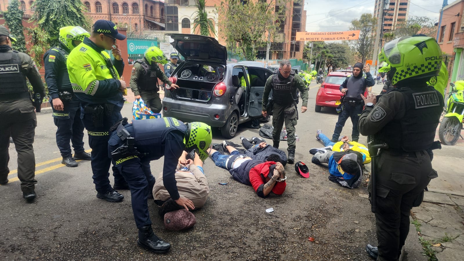 Capturados cinco delincuentes responsables de violento robo en importante droguería al norte de Bogotá Capturados cinco delincuentes responsables de violento robo en importante droguería al norte de Bogotá