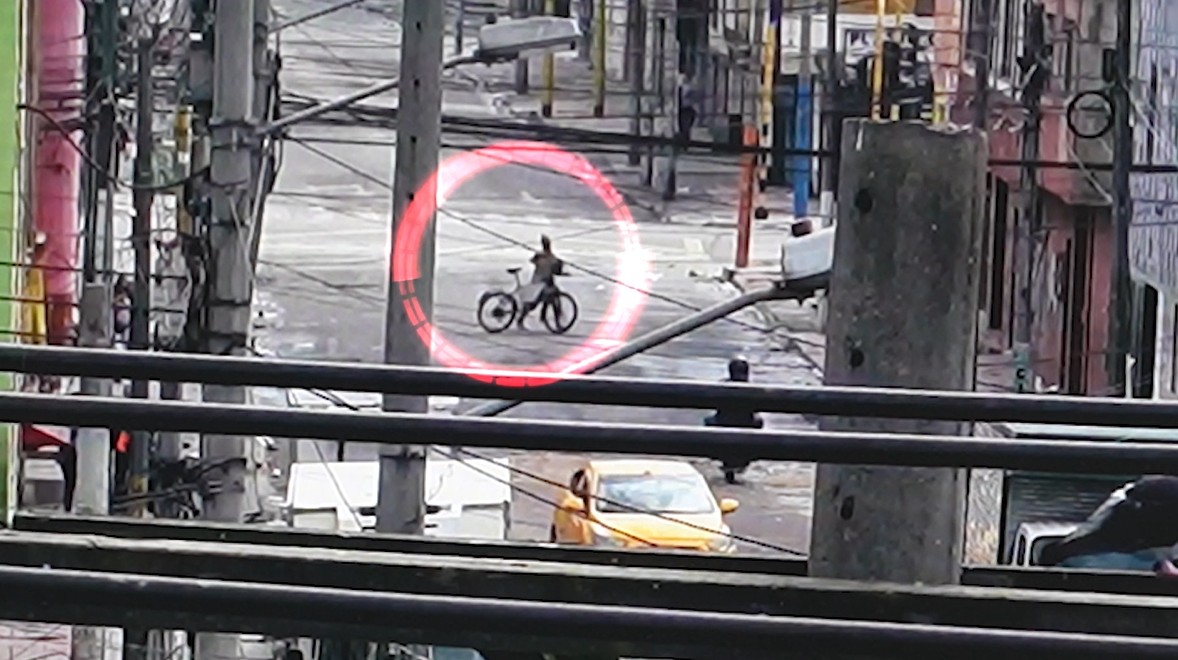 Intentó escapar tras robar una bicicleta en Barrios Unidos, pero las cámaras de seguridad nunca le perdieron el rastro y fue capturada