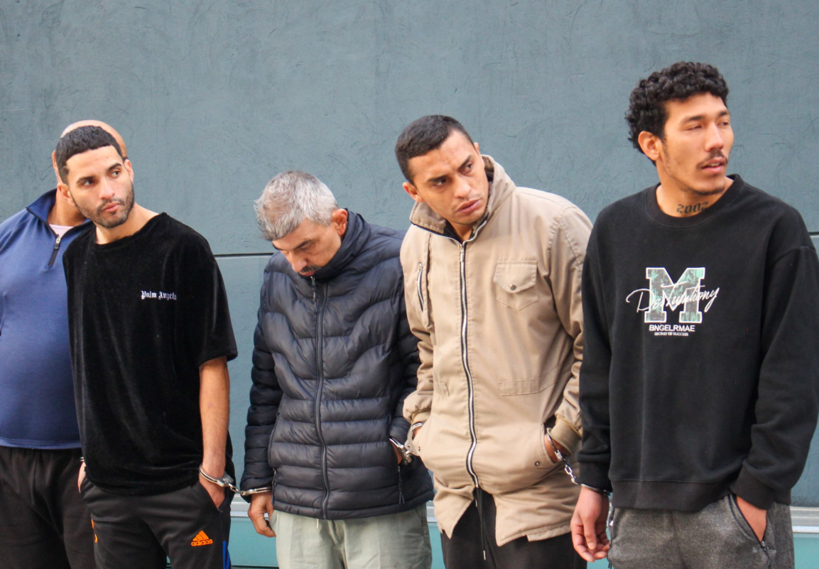 Cinco himbres capturados y esposados