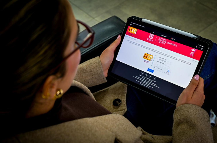Mujer mirando una pantalla de computador