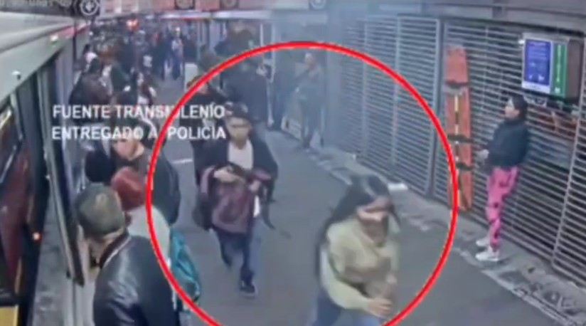 Detalles inéditos de la captura de una pareja robando en el transporte masivo: la mujer quedó atrapada en el torniquete