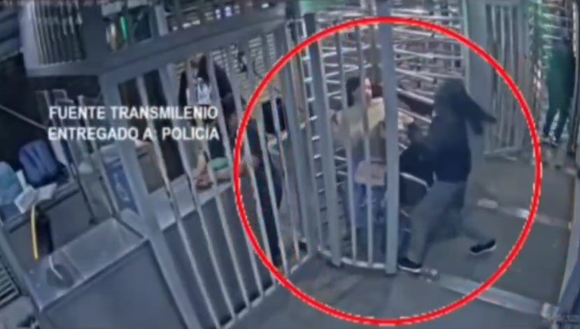 Detalles inéditos de la captura de una pareja robando en el transporte masivo: la mujer quedó atrapada en el torniquete