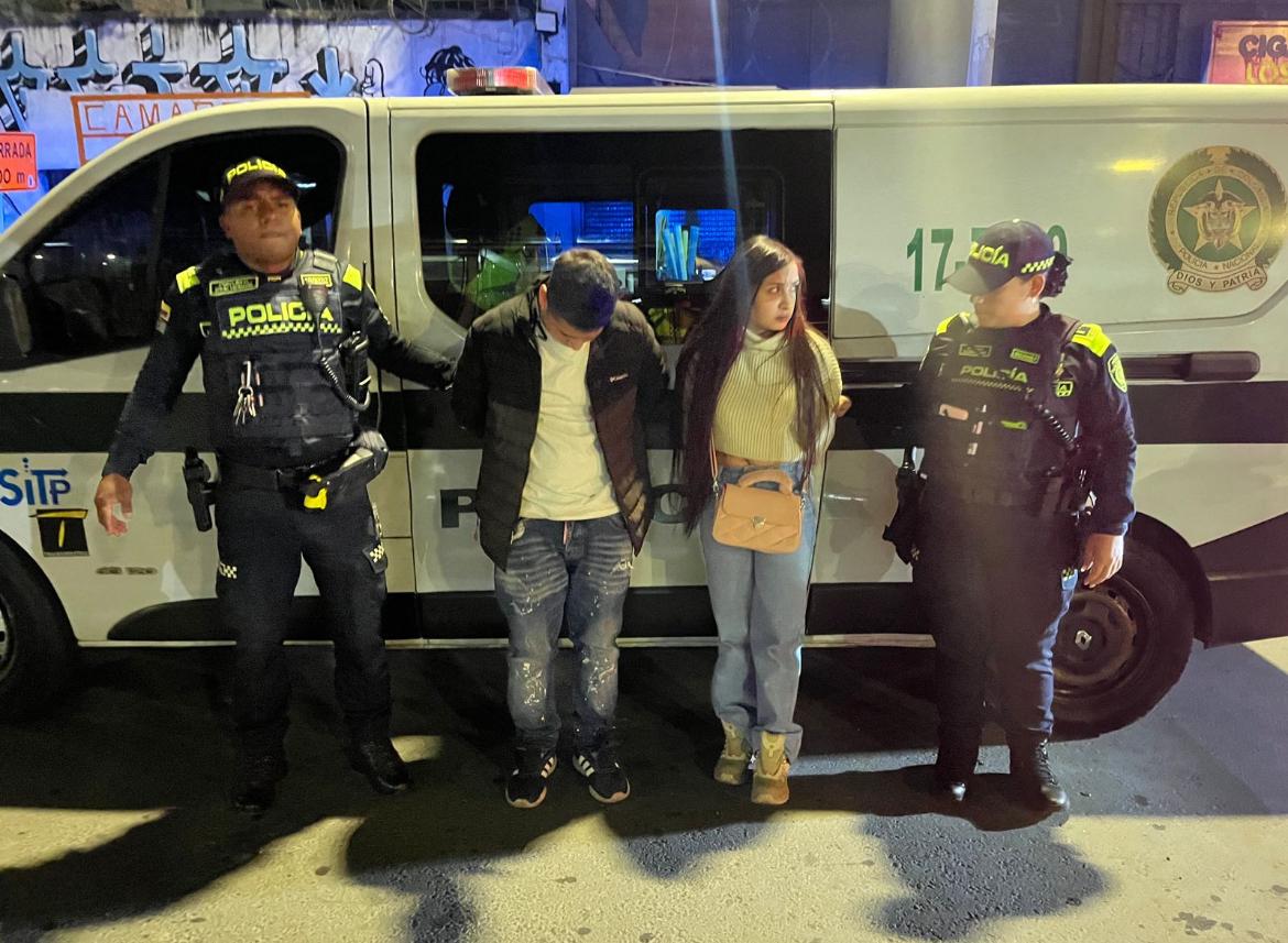 Pareja capturada tras robar a pasajera en Transmilenio: el hombre había salido de la cárcel y la mujer tenía orden de captura Pareja capturada tras robar a pasajera en Transmilenio: el hombre había salido de la cárcel y la mujer tenía orden de captura
