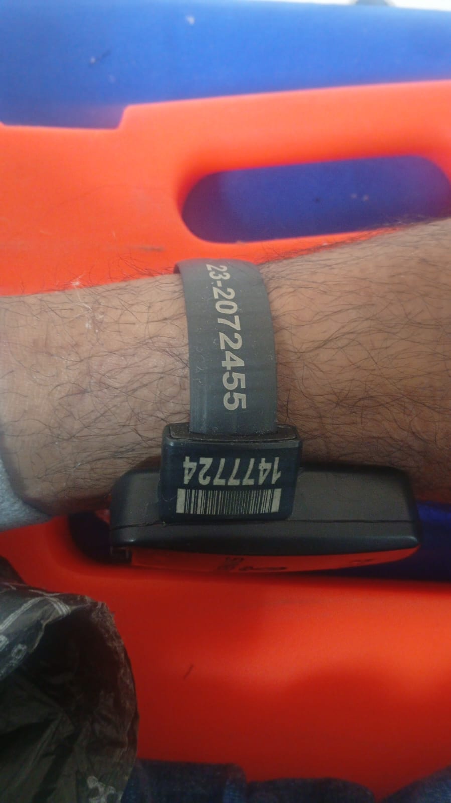 En la localidad de Kennedy, la Policía Metropolitana frustró un intento de hurto y capturó a dos hombres cuando intentaban robar en un establecimiento comercial en el barrio Nueva Marsella. Uno de ellos tenía casa por cárcel y había salido a delinquir. De acuerdo con las autoridades, el hombre con un arma de fuego, intimidó a los trabajadores para apoderarse del dinero y varios artículos. Al salir, intentó escapar en una motocicleta que lo esperaba, pero la rápida reacción de la ciudadanía y de las patrullas del cuadrante permitió su captura inmediata. Durante el procedimiento, las autoridades incautaron un revólver con el que, presuntamente, había intimidado a las personas para robarlas. El delincuente que tenía casa por cárcel resultó herido por la comunidad antes de ser detenido y fue trasladado a un centro asistencial, donde permanece bajo custodia policial. Ambos capturados fueron dejados a disposición de la Fiscalía General de la Nación por los delitos de hurto y porte ilegal de armas de fuego. E En la localidad de Kennedy, la Policía Metropolitana frustró un intento de hurto y capturó a dos hombres cuando intentaban robar en un establecimiento comercial en el barrio Nueva Marsella. Uno de ellos tenía casa por cárcel y había salido a delinquir. De acuerdo con las autoridades, el hombre con un arma de fuego, intimidó a los trabajadores para apoderarse del dinero y varios artículos. Al salir, intentó escapar en una motocicleta que lo esperaba, pero la rápida reacción de la ciudadanía y de las patrullas del cuadrante permitió su captura inmediata. Durante el procedimiento, las autoridades incautaron un revólver con el que, presuntamente, había intimidado a las personas para robarlas. El delincuente que tenía casa por cárcel resultó herido por la comunidad antes de ser detenido y fue trasladado a un centro asistencial, donde permanece bajo custodia policial. Ambos capturados fueron dejados a disposición de la Fiscalía General de la Nación por los delitos de hurto y porte ilegal de armas de fuego. En lo corrido de 2025, el hurto a comercio en Kennedy ha disminuido en un 26%, con 176 casos menos frente al año anterior. Además, se han incautado 139 armas de fuego y capturado más de 2.600 personas por diferentes delitos. La Secretaría de Seguridad reiteró el llamado a la ciudadanía para que reporte cualquier hecho delictivo a través de la línea 123.