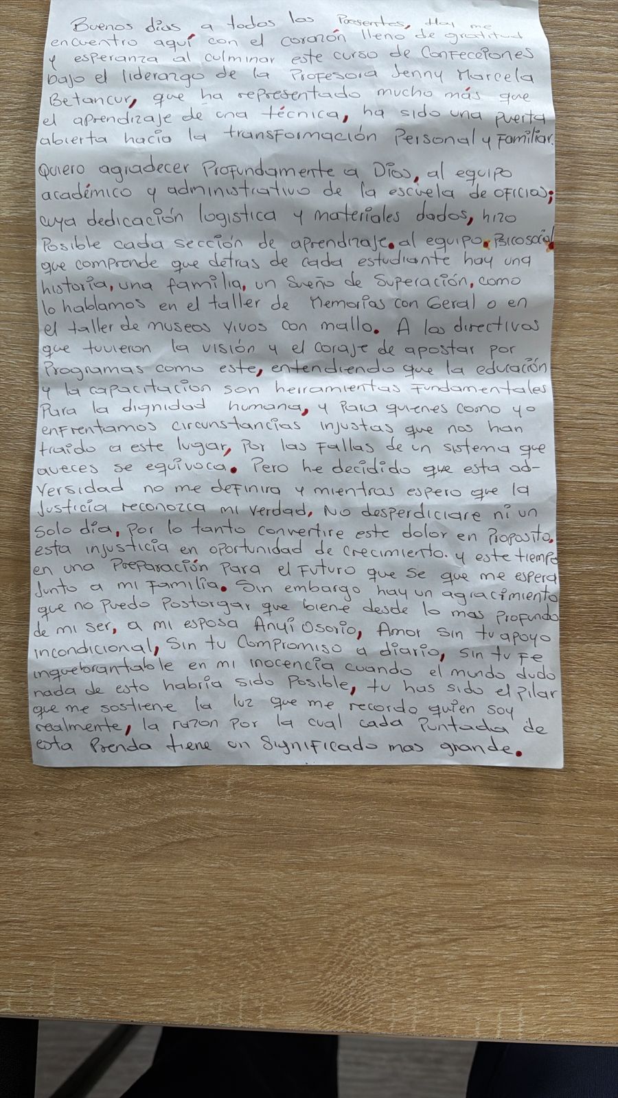 Entre abrazos, lágrimas de alegría y ropa hecha a mano, 18 personas privadas de la libertad de la Cárcel Distrital de Bogotá recibieron sus certificados en confección con énfasis en prendas urbanas y accesorios.   Este logro llegó gracias a la articulación entre la Cárcel Distrital y la Escuela de Oficios, que brindaron un curso de más de 40 sesiones de tres horas cada una. Allí, los 18 hombres privados de la libertad aprendieron habilidades técnicas que les servirán para construir nuevos proyectos de vida en términos de autoempleo, emprendimiento o vinculación laboral en el sector de los textiles una vez hayan cumplido sus condenas y recuperado su libertad.  “Queda mucho más que el aprendizaje de diversas técnicas para elaborar prendas. Esta es una puerta abierta hacia la transformación personal y familiar. Así que agradezco a Dios, al equipo de la Escuela de Oficios y al equipo psicosocial. También a los directivos, quienes tuvieron la visión y el coraje de apostar a programas como este, que demuestran que la educación aporta herramientas fundamentales para la dignidad humana”, dijo Jonathan Ardila, una de las personas que se certificó y quien además fue el encargado de dar el discurso de grado, el cual escribió a puño y letra desde su celda.   Él también le agradeció a su esposa, quien con su apoyo desde afuera “lo impulsó a alcanzar este logro”, como dijo. Y ella, conmocionada, lo vio recibir su diploma.  Para Angie Osorio, esposa de Jonathan Ardila, “fue un orgullo verlo graduarse, porque no es fácil para él ni para toda la familia afuera. Es una carga emocional y esto representa un paso positivo que él está dando y que lo lleva a la resocialización”.   A través del diseño y la confección de prendas y accesorios, los participantes crearon productos con propósito, como chaquetas, bolsos, jeans, chalecos, entre otros; pero también resignificaron su rol social.   “Es un gran esfuerzo de la administración por una justicia que transforma y permite, a través de un enfoque colectivo, que las personas privadas de la