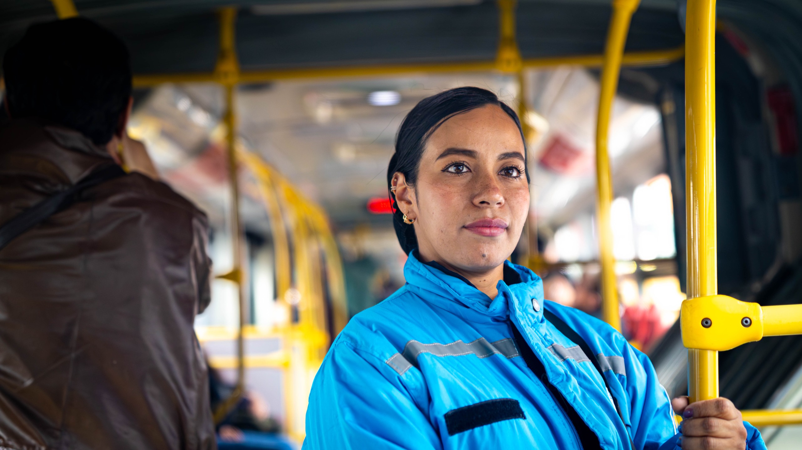 ‘Mi hijo me dice que tenga cuidado’: la historia de Catalina, una guardia antievasión de Transmilenio