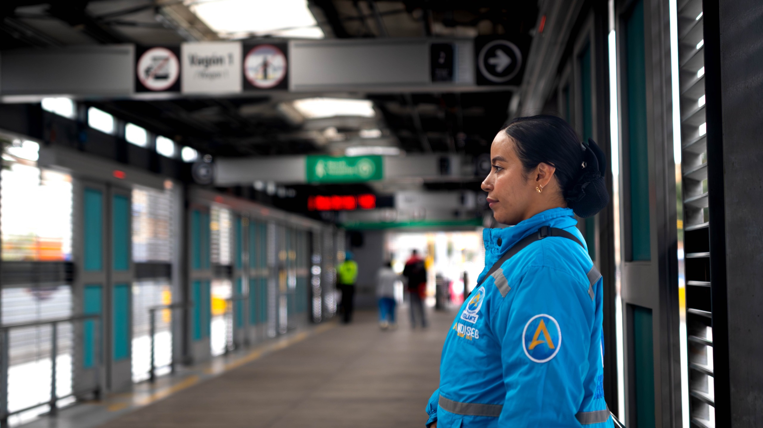 ‘Mi hijo me dice que tenga cuidado’: la historia de Catalina, una guardia antievasión de Transmilenio