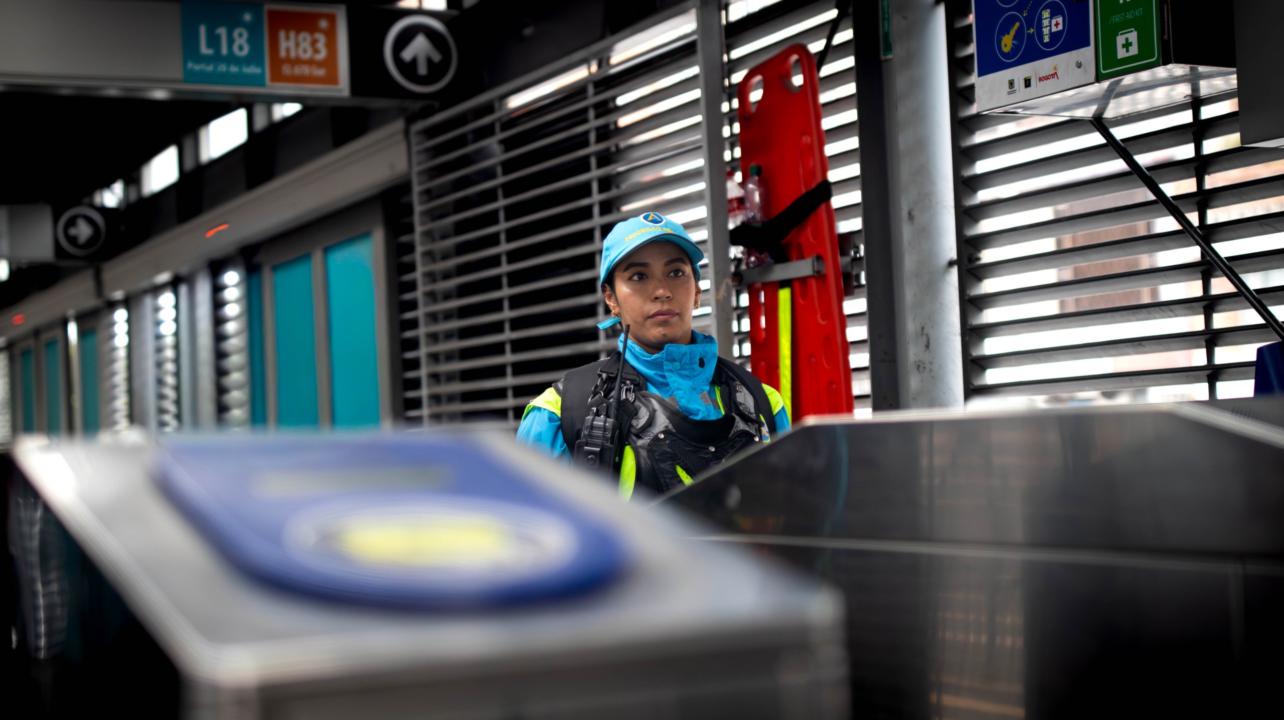 ‘Mi hijo me dice que tenga cuidado’: la historia de Catalina, una guardia antievasión de Transmilenio