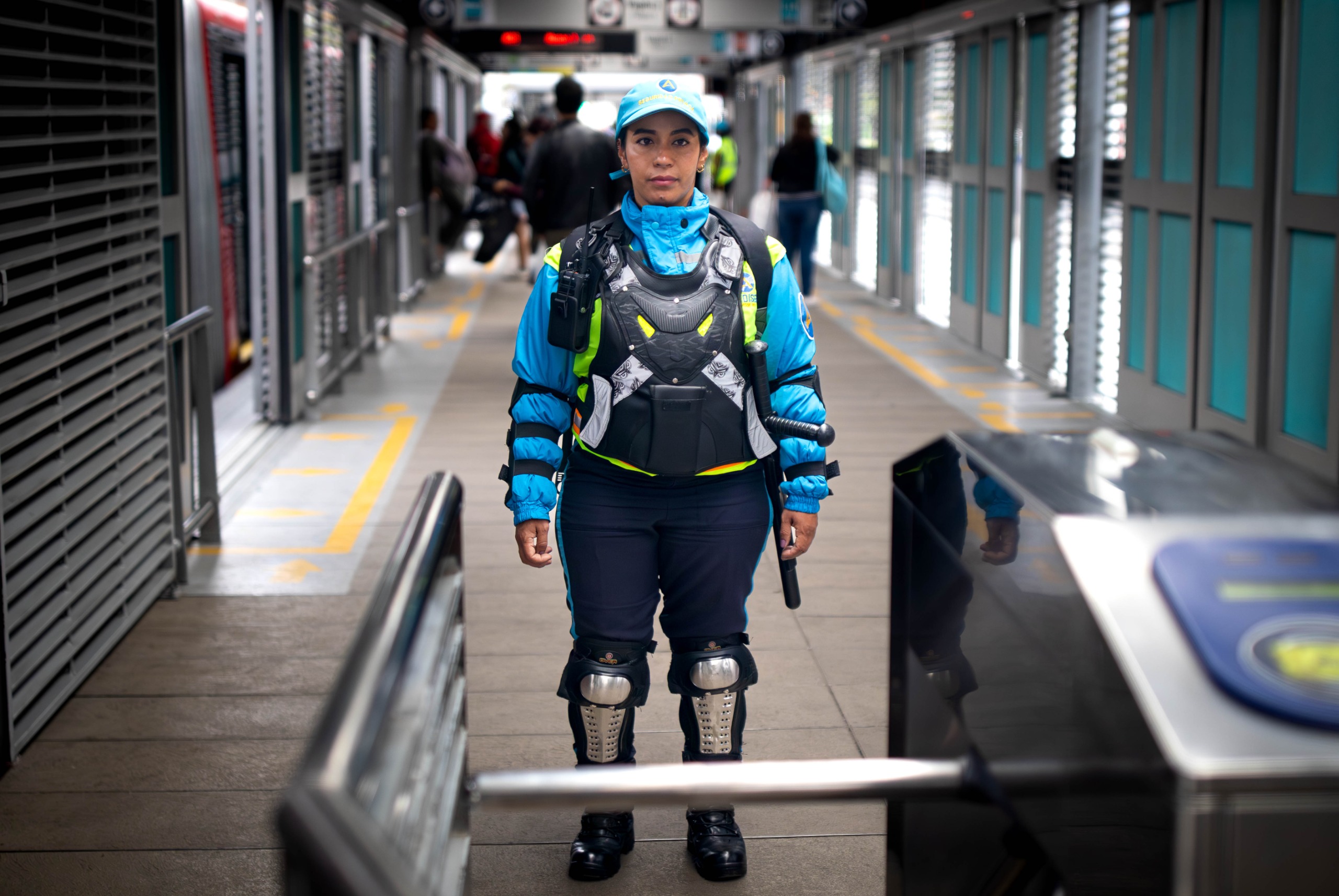 ‘Mi hijo me dice que tenga cuidado’: la historia de Catalina, una guardia antievasión de Transmilenio