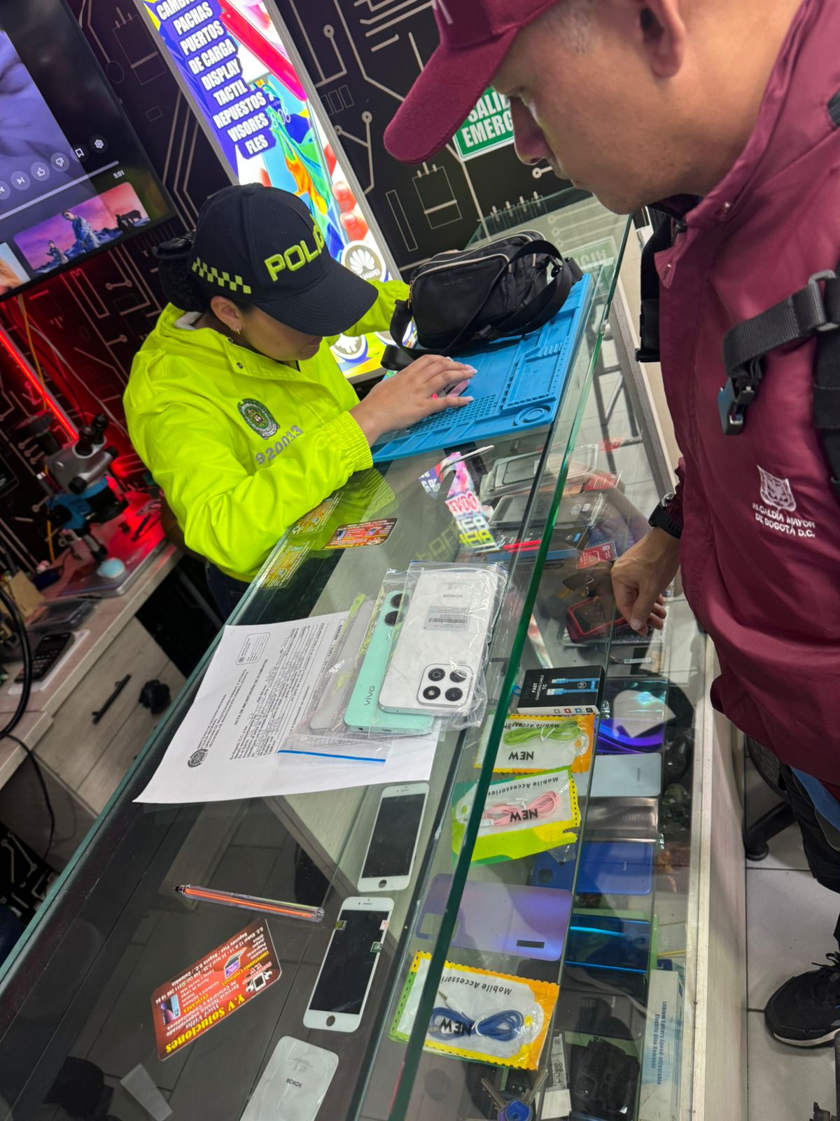 Incautados 19 celulares con reporte de hurto y manipulación en La Favorita Incautados 19 celulares con reporte de hurto y manipulación en La Favorita