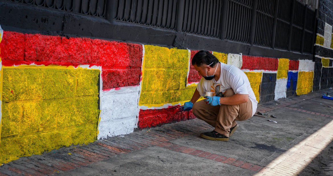 Del comparendo al mural: colados y demás infractores embellecieron puente de la calle 72 con 68 para saldar su deuda con Bogotá Un hombre pintando un puente