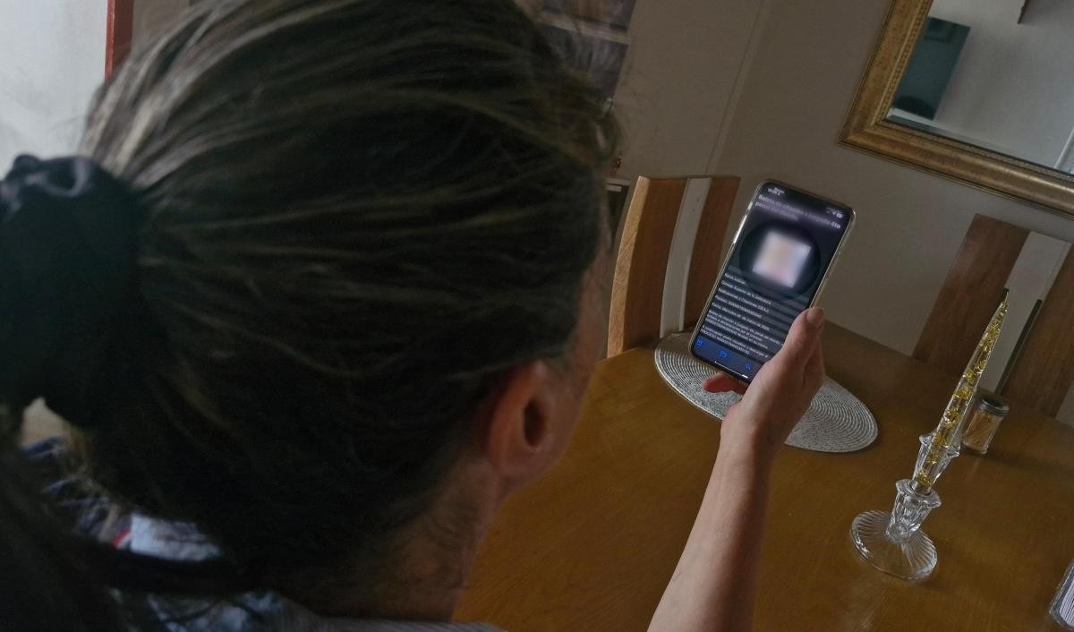 Mujer mirando la pantalla de un celular