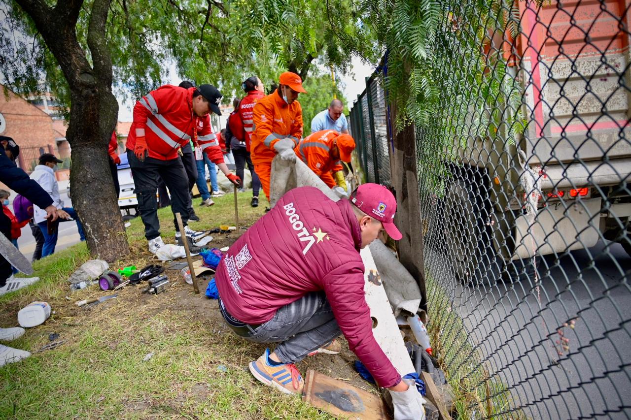 Desmonte de cambuches e incautación de decenas de armas blancas dejó operativo en la Av. Primero de Mayo Autoridades desmontaron cambuches en la Av.Primera de Mayo y hallaron 39 armas blancas.