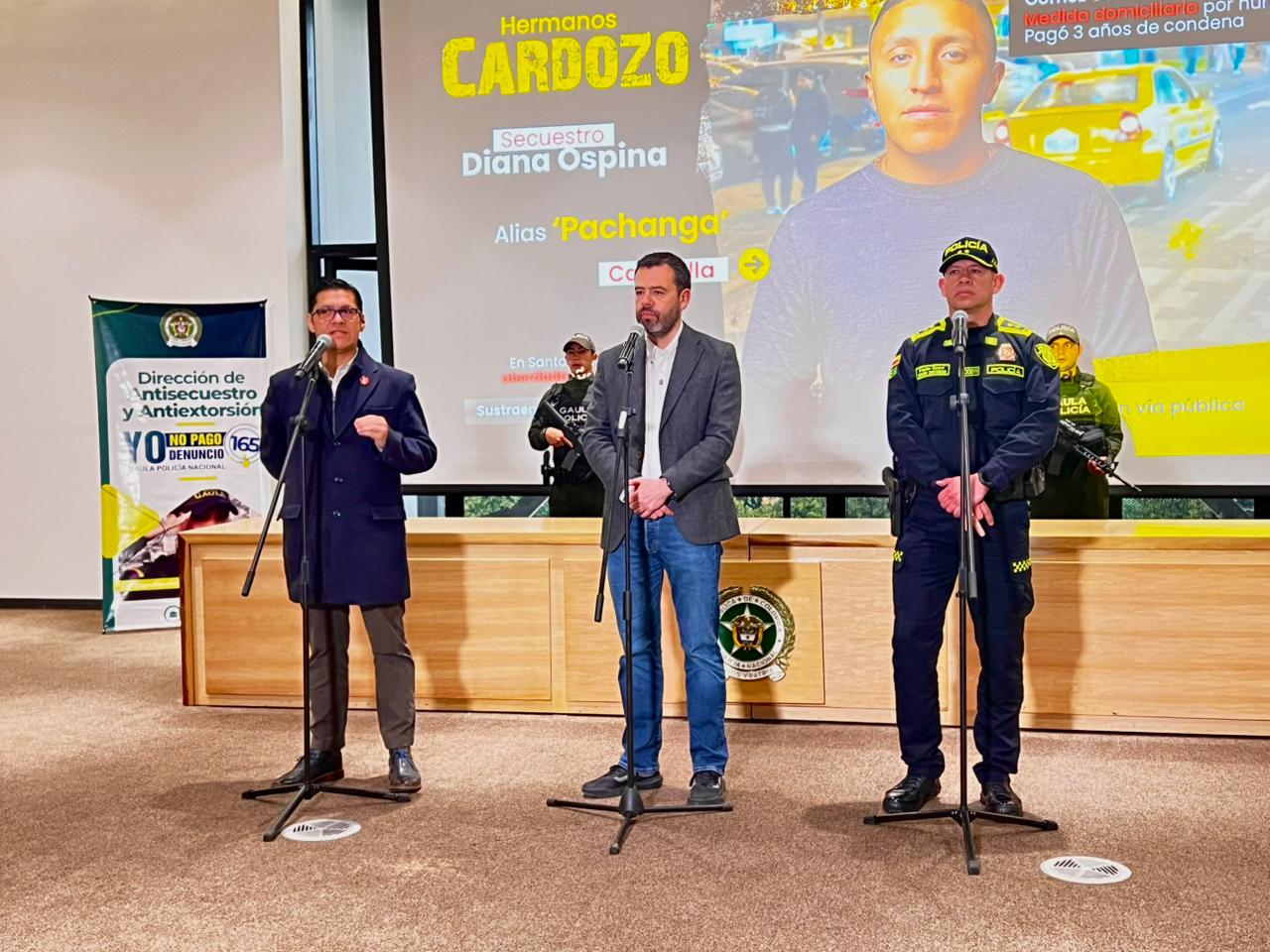 Dos hombres capturados junto a dos policías
