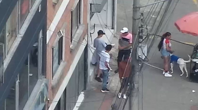 Un dron los dejó al descubierto: poste de luz era usado de caleta para vender droga en Los Mártires; hay cuatro capturados