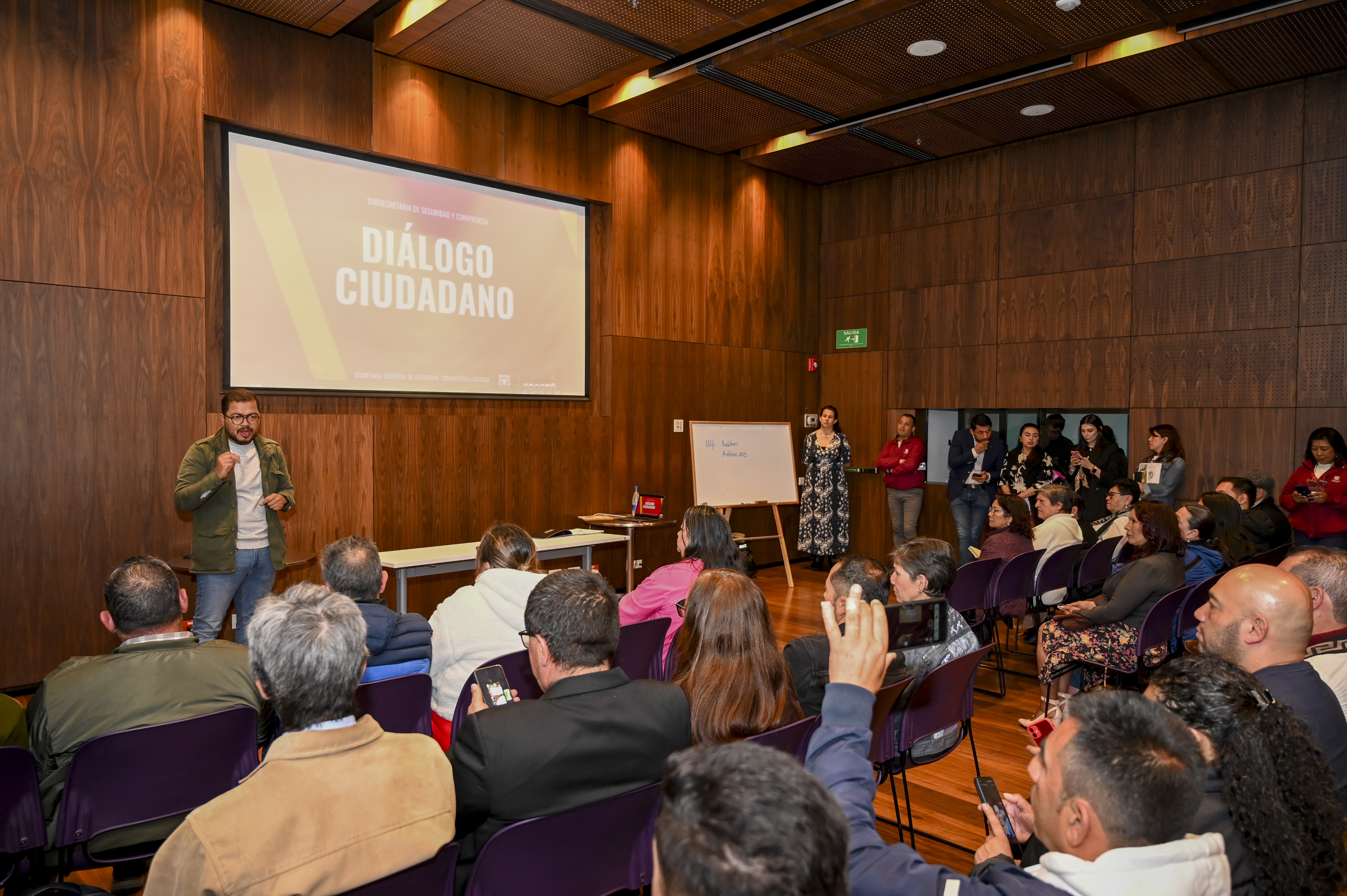 Diálogo ciudadano. En la foto hace presencia el subsecretario de Seguridad junto a la comunidad