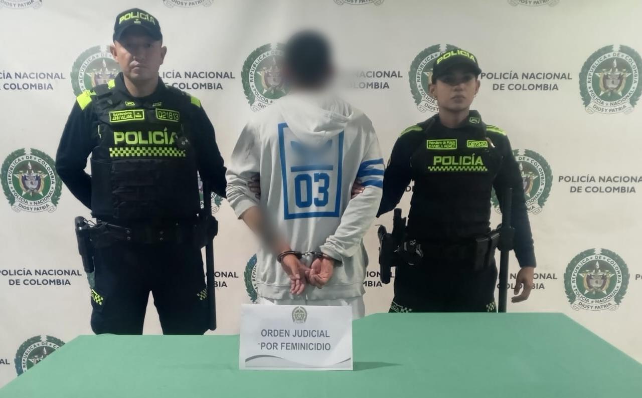 Capturado en Kennedy hombre buscado por femicidio agravado Un hombre capturado junto a dos policías