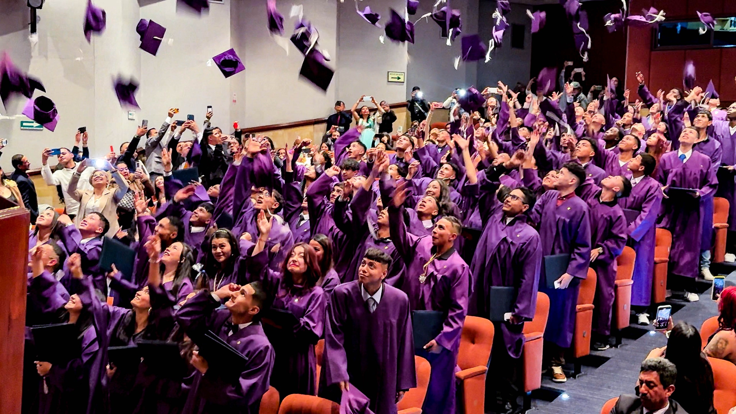 Más de 90 jóvenes de Bogotá se graduaron como bachilleres gracias a un modelo de educación restaurativa