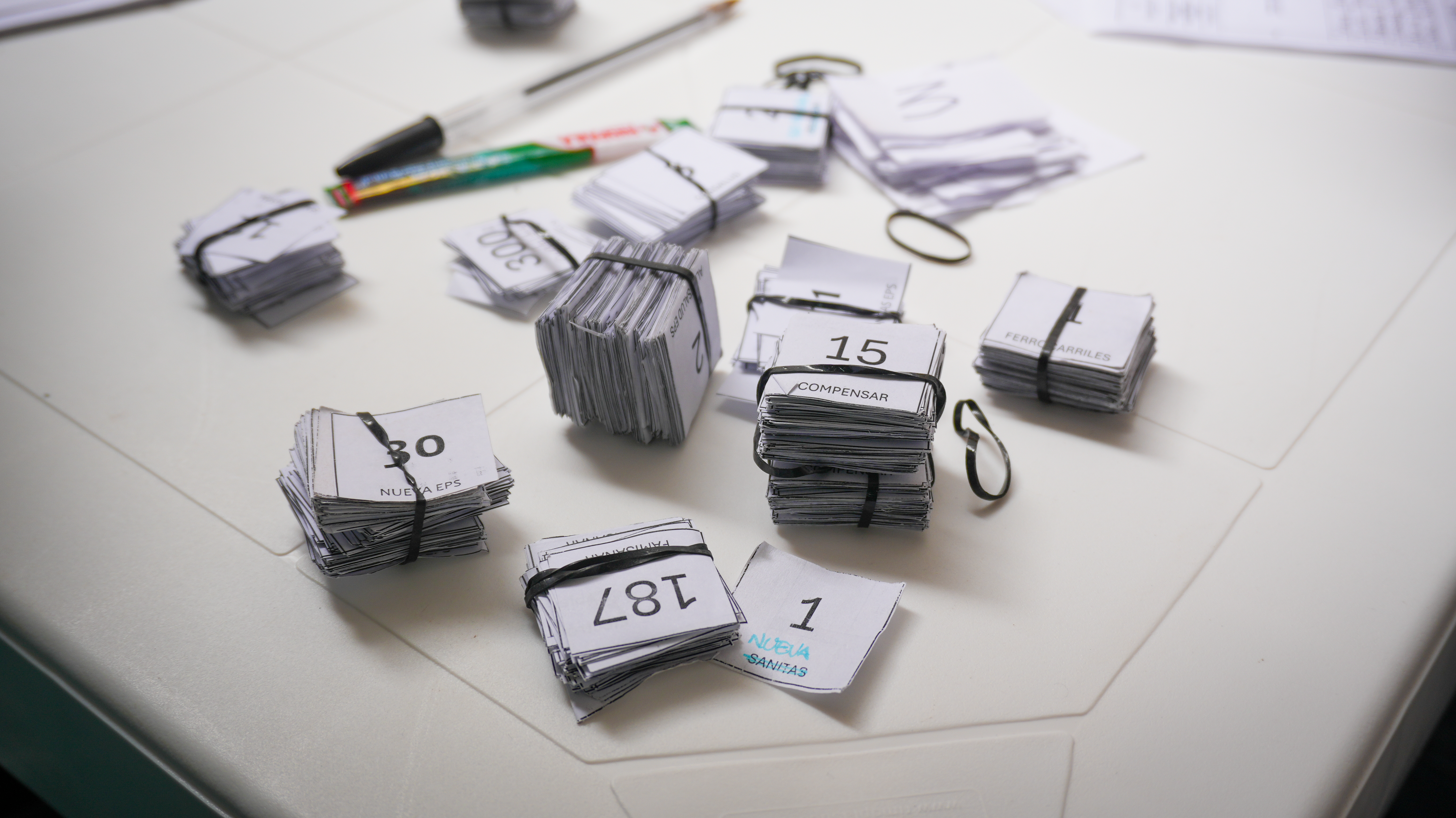 Turnos encima de una mesa