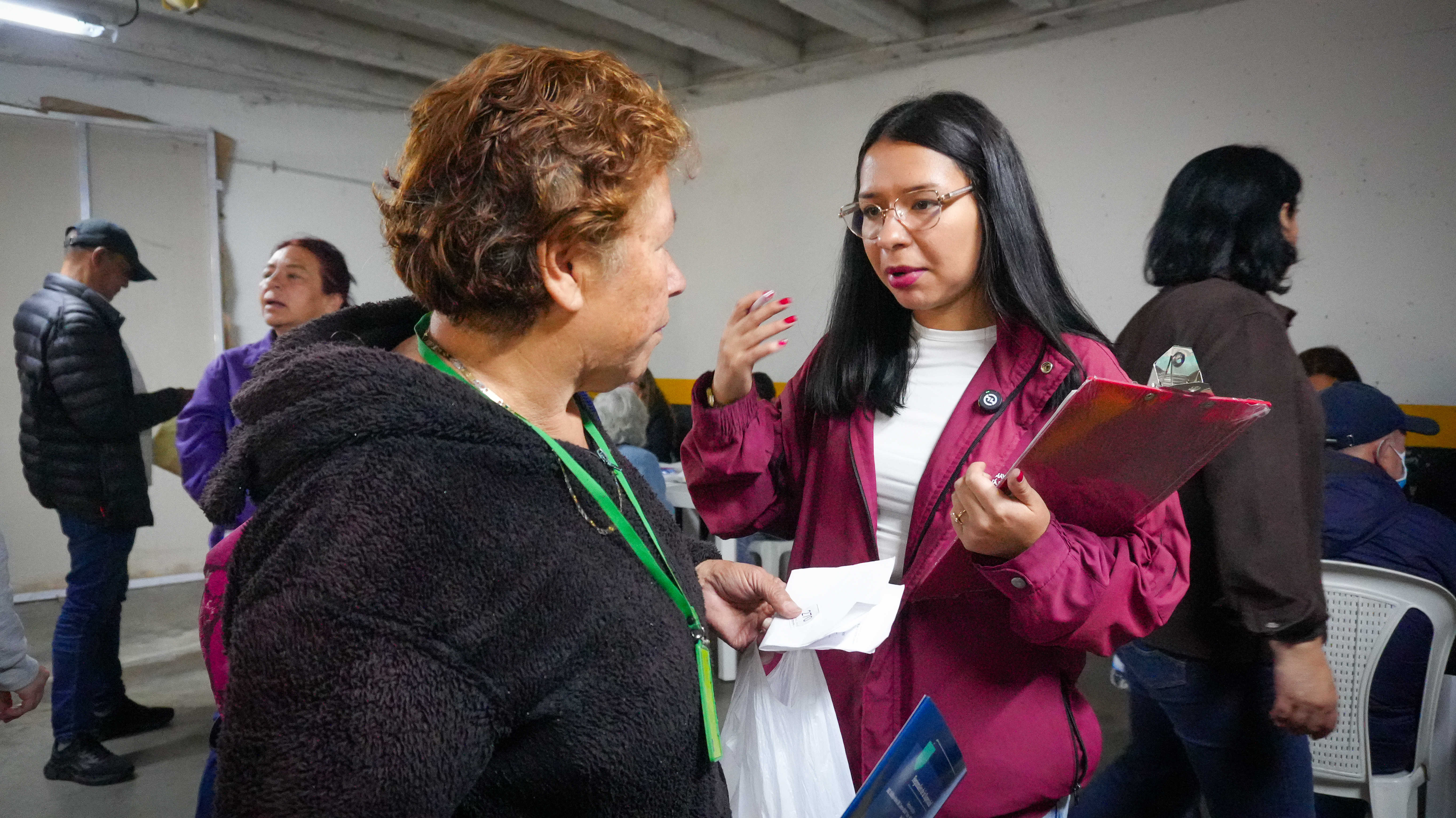 Dos mujeres hablando