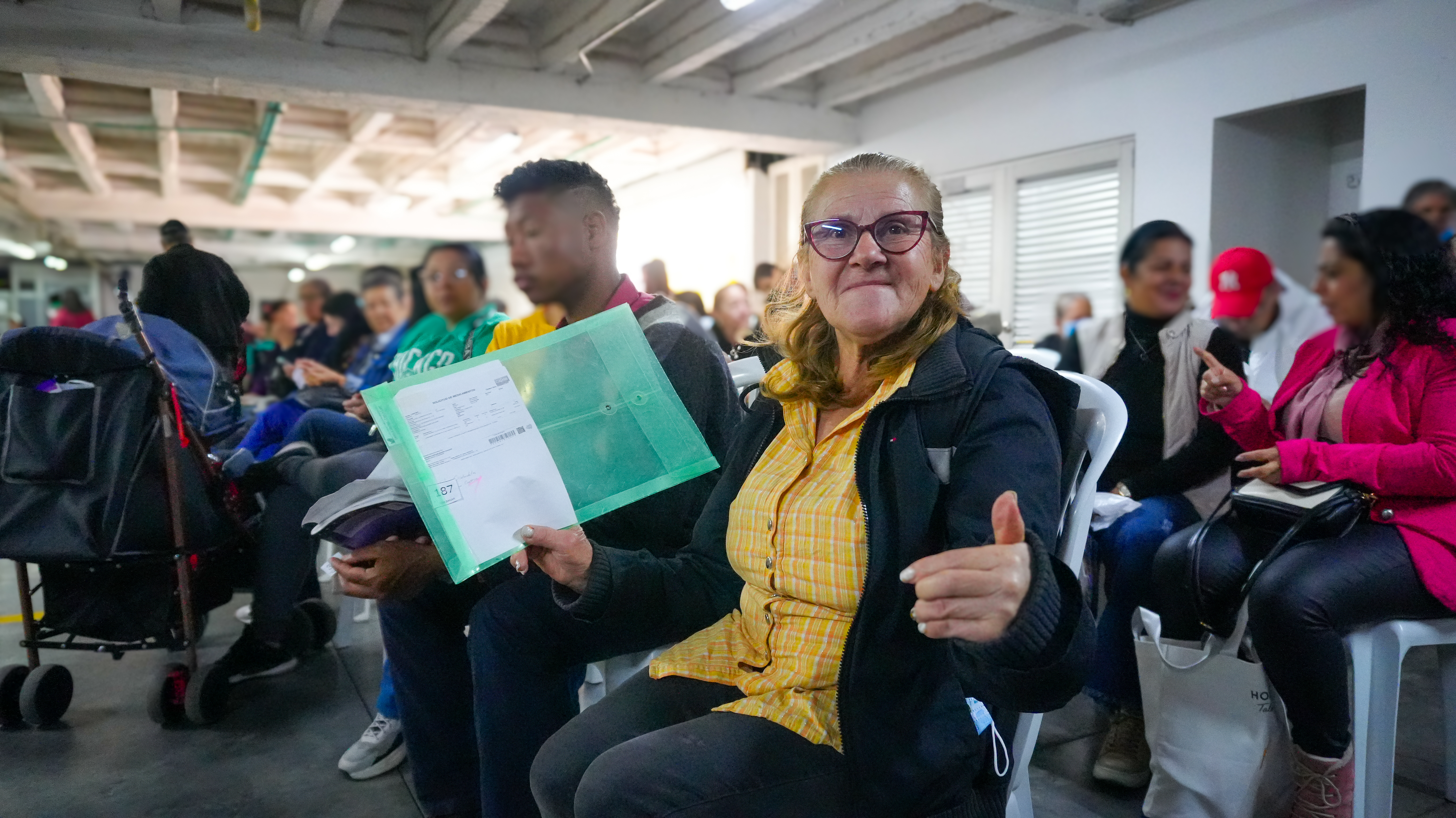 Varias hombres y mujeres sentados en una silla