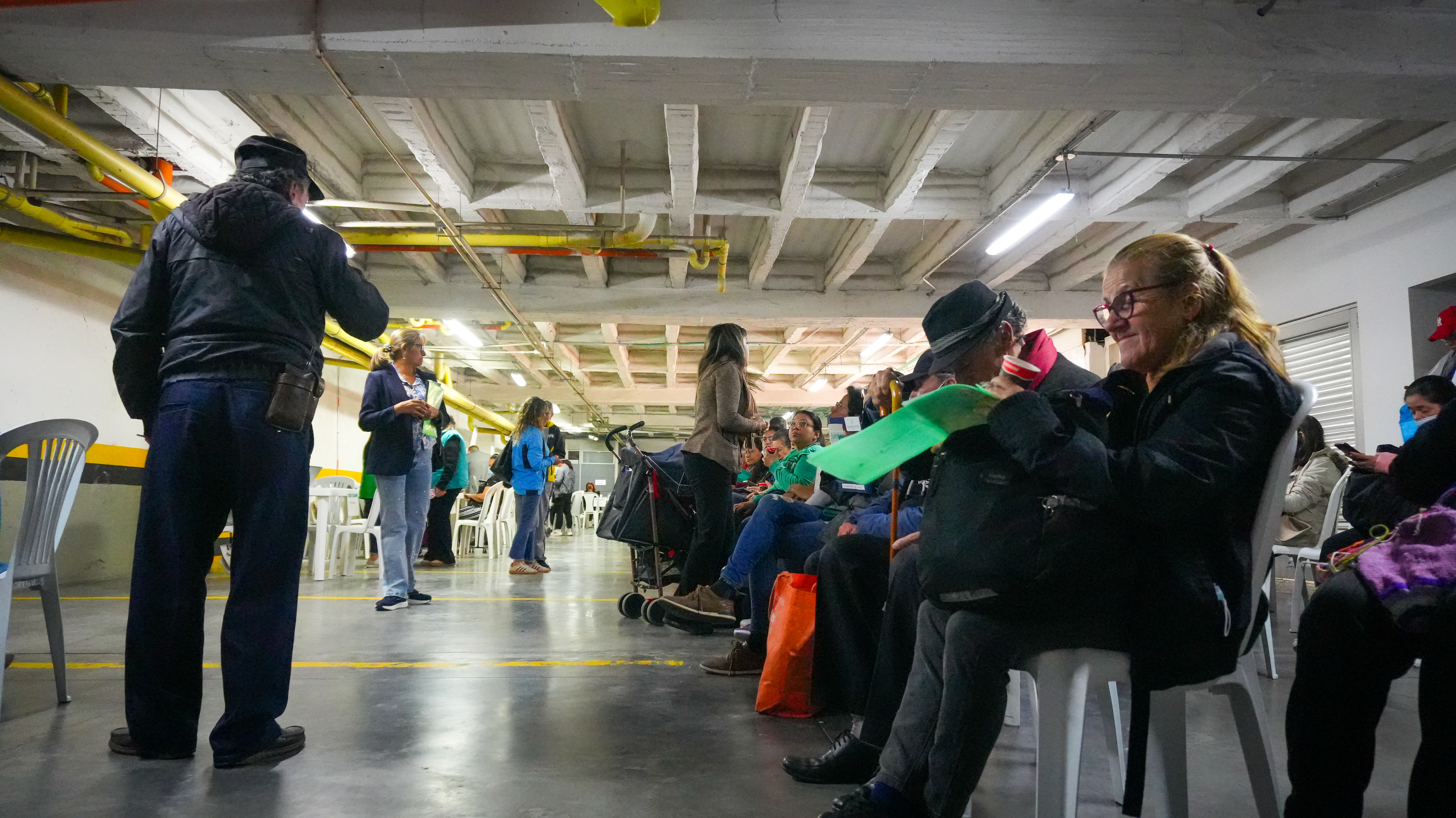 Varios hombres y mujeres sentados en sillas